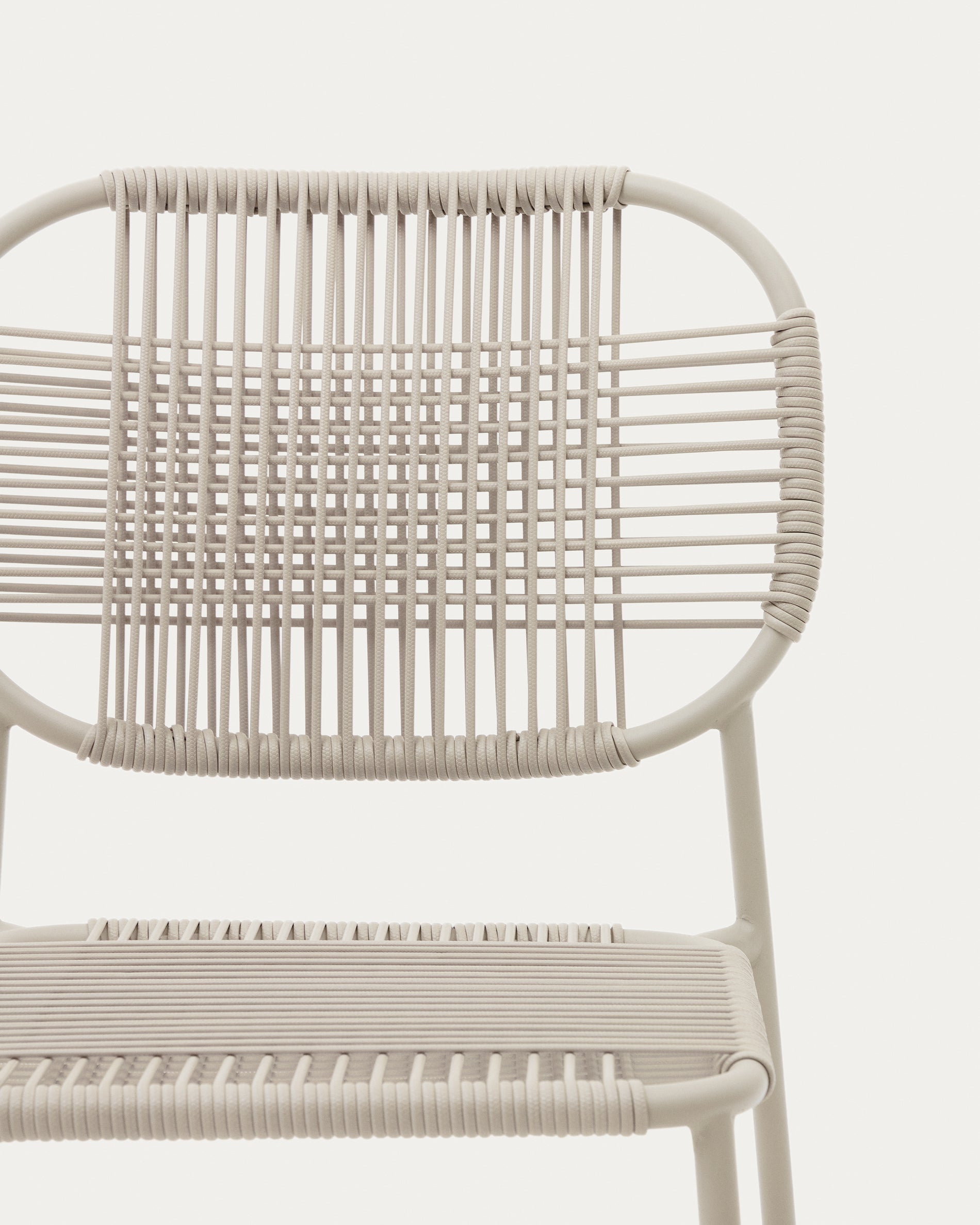 Talaier stackable outdoor chair  made of synthetic rope and galvanized steel in beige finish - Detail