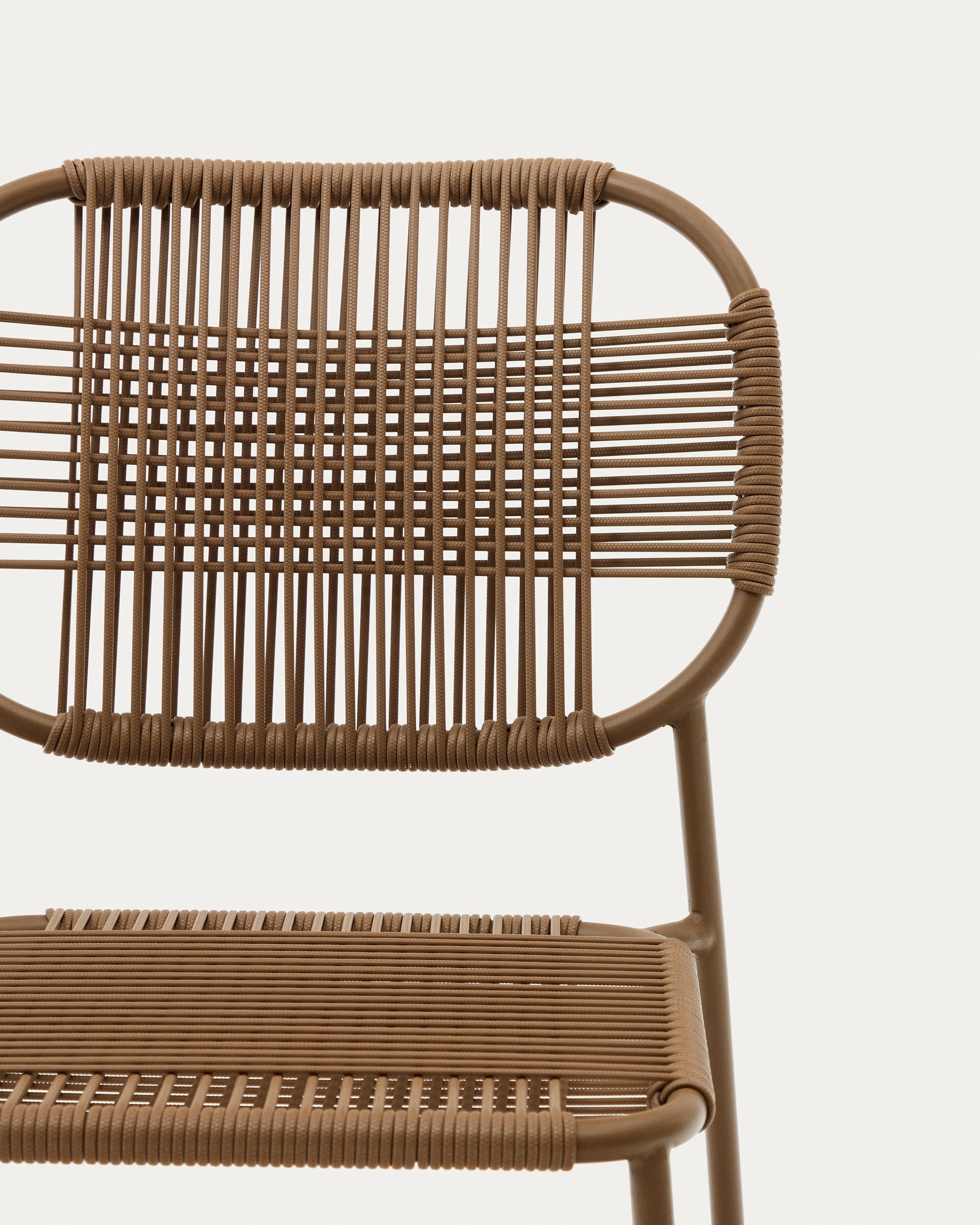 Talaier stackable outdoor chair made of synthetic rope and galvanized steel in brown finish - Detail