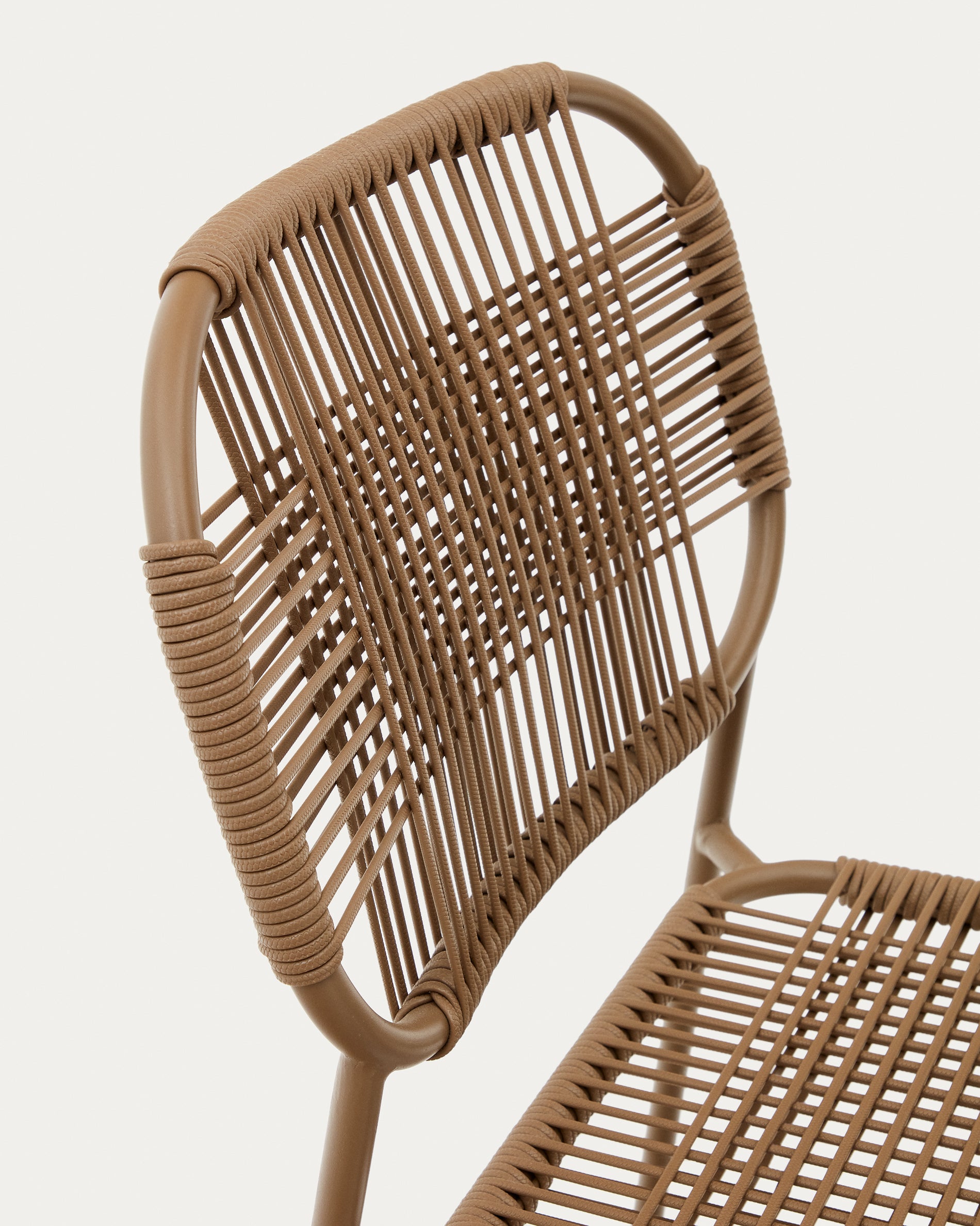 Talaier stackable outdoor chair made of synthetic rope and galvanized steel in brown finish - Detail