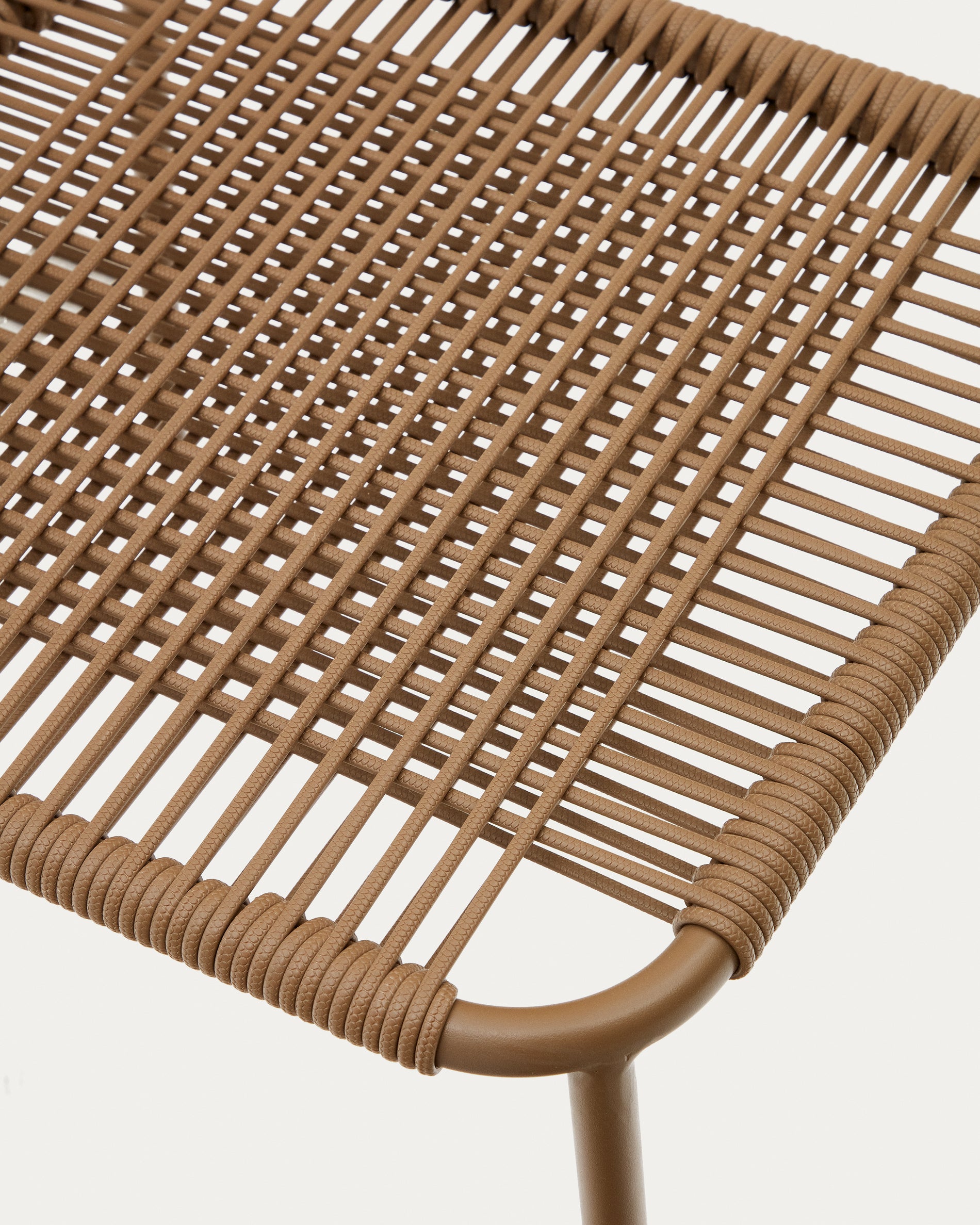 Talaier stackable outdoor chair made of synthetic rope and galvanized steel in brown finish - Detail