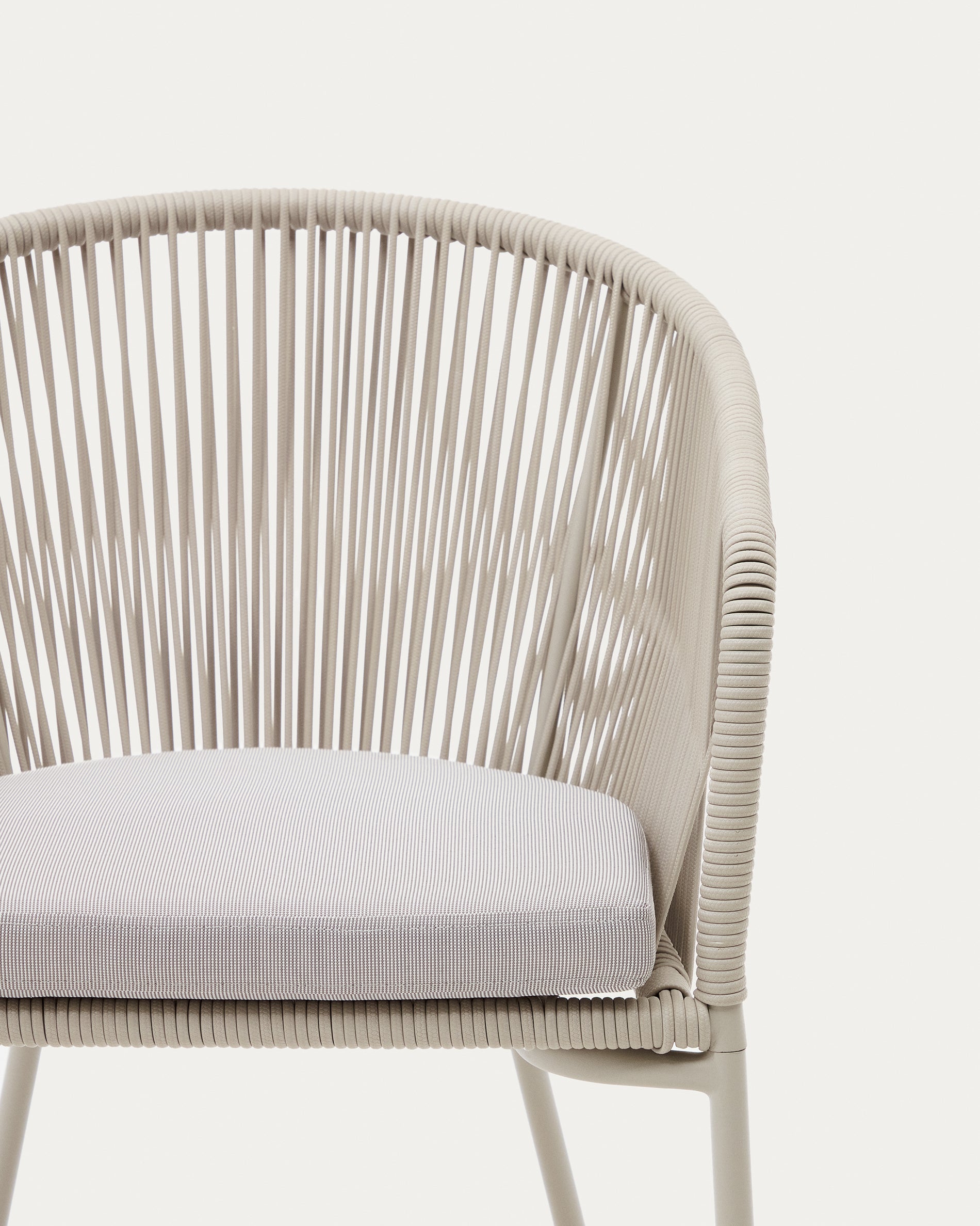 Yanet chair with synthetic rope in ecru and galvanized steel legs - Detail