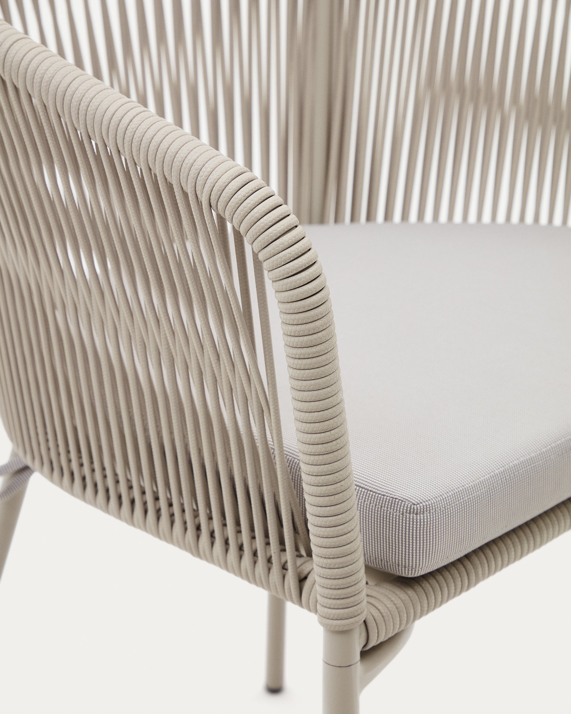 Yanet chair with synthetic rope in ecru and galvanized steel legs - Detail
