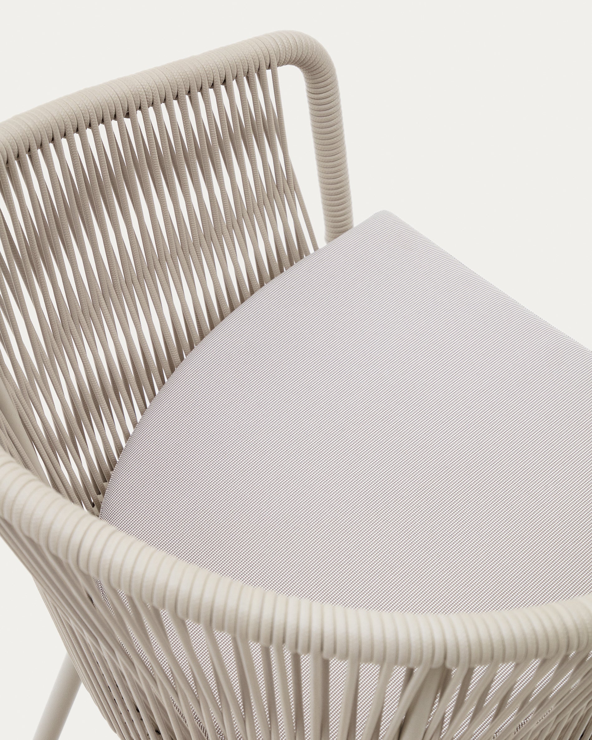 Yanet chair with synthetic rope in ecru and galvanized steel legs - Detail