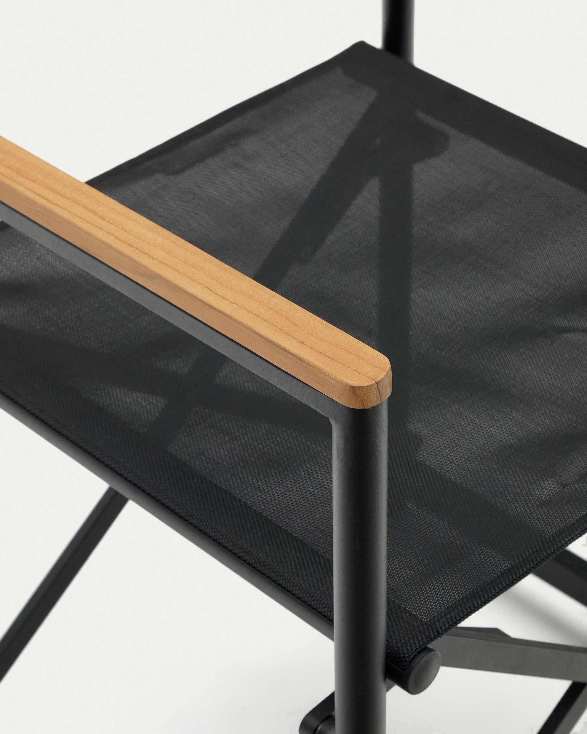 Llado black aluminium folding chair with solid teak armrests 100% outdoor suitable - Detail