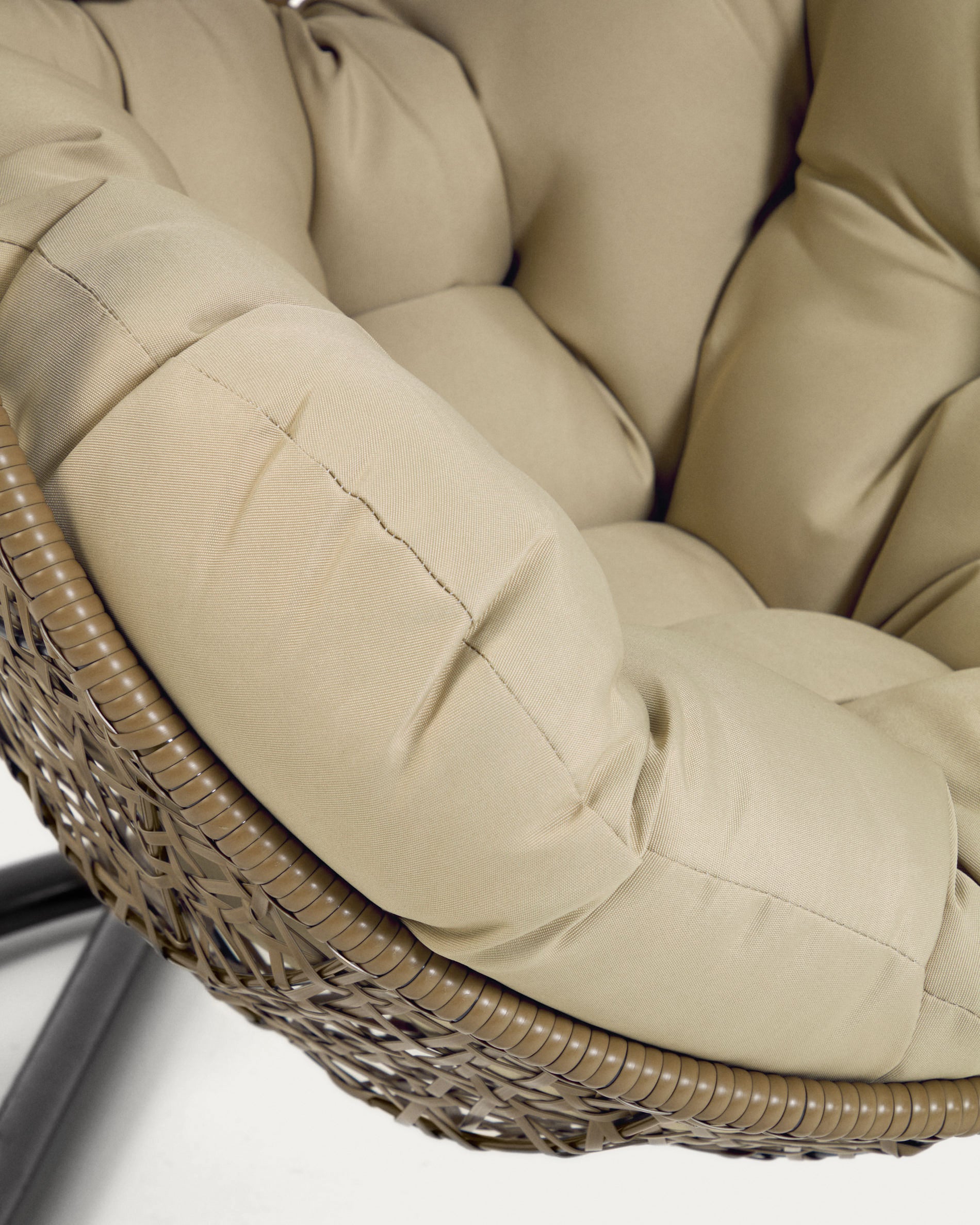 Hanging armchair with dark grey Florina brown feet - Detail