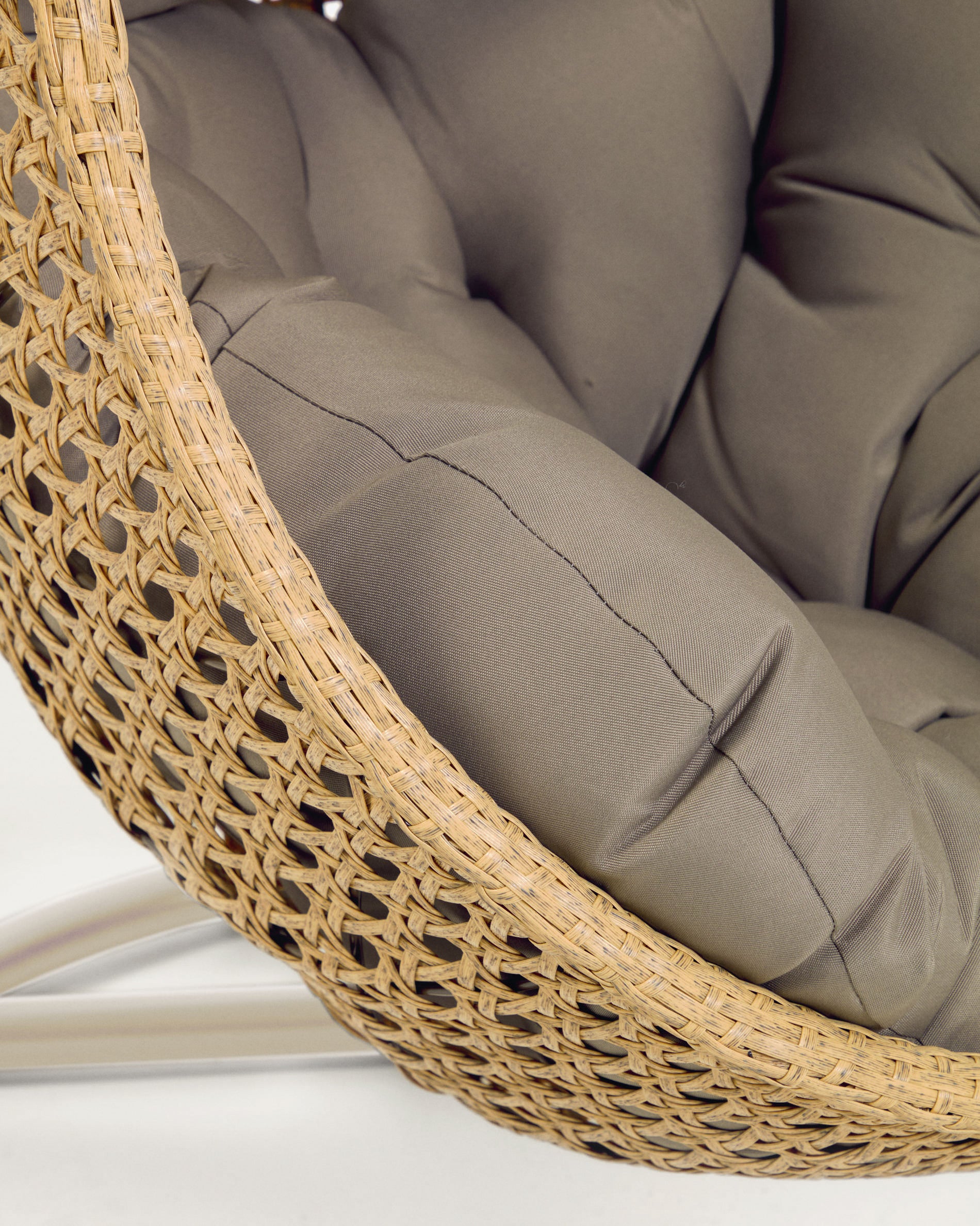 Cira light grey hanging armchair with natural finish - Detail
