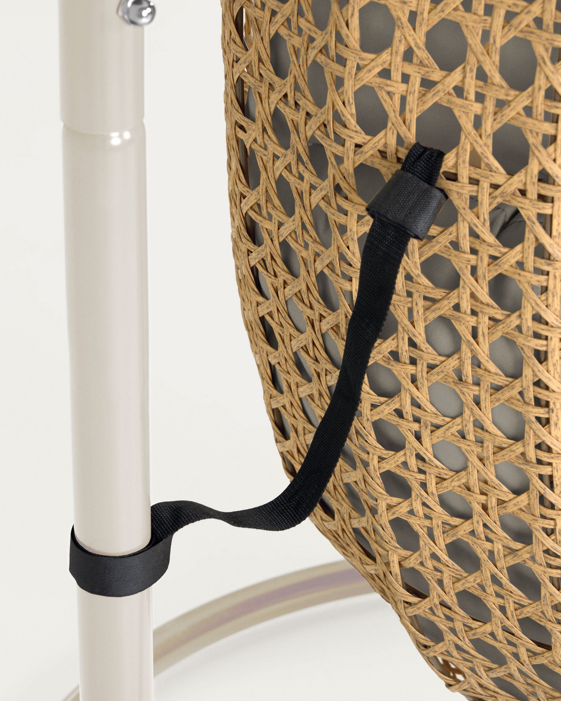 Cira light grey hanging armchair with natural finish - Detail