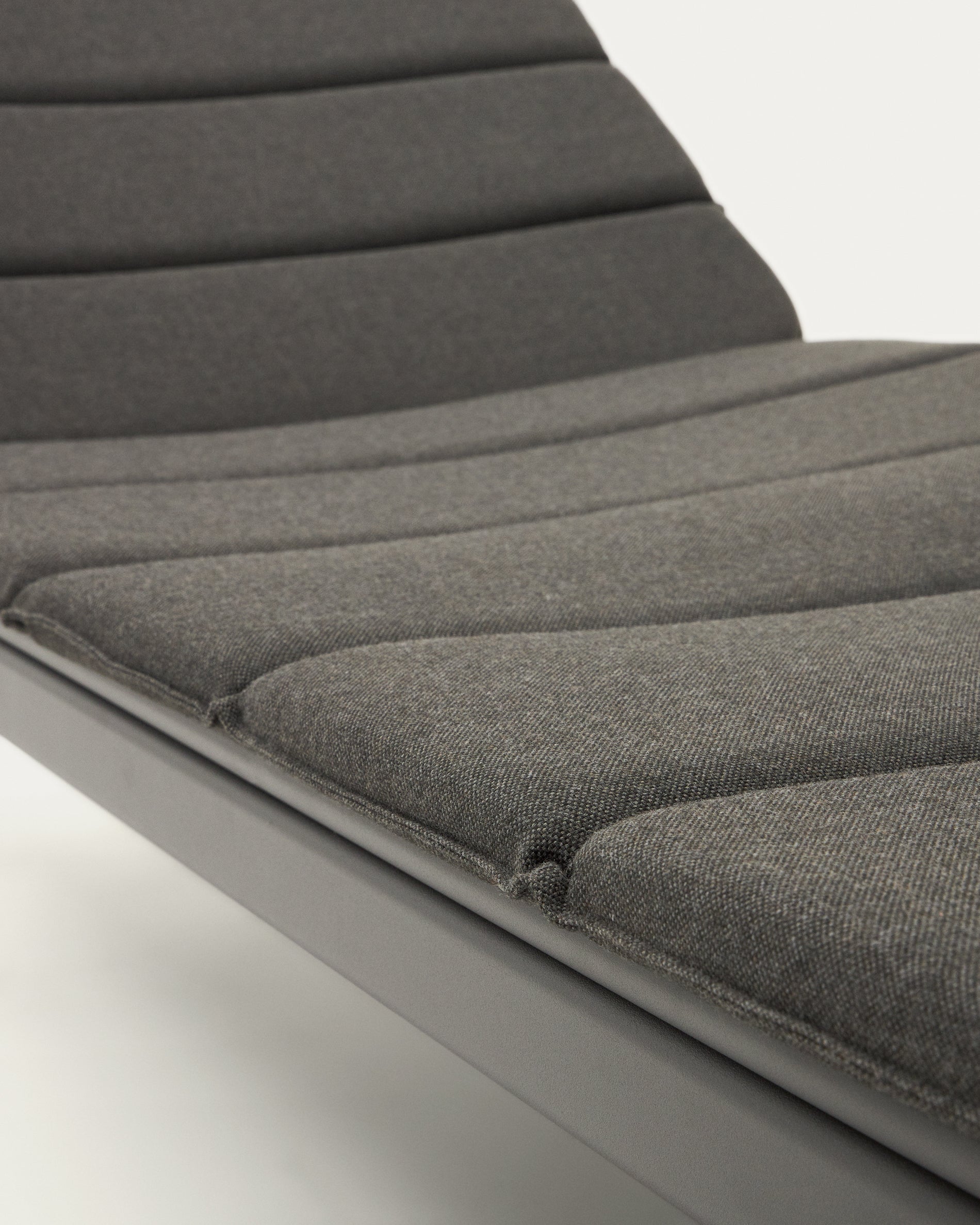 Marcona aluminium sun lounger in a black paint finish - Detail