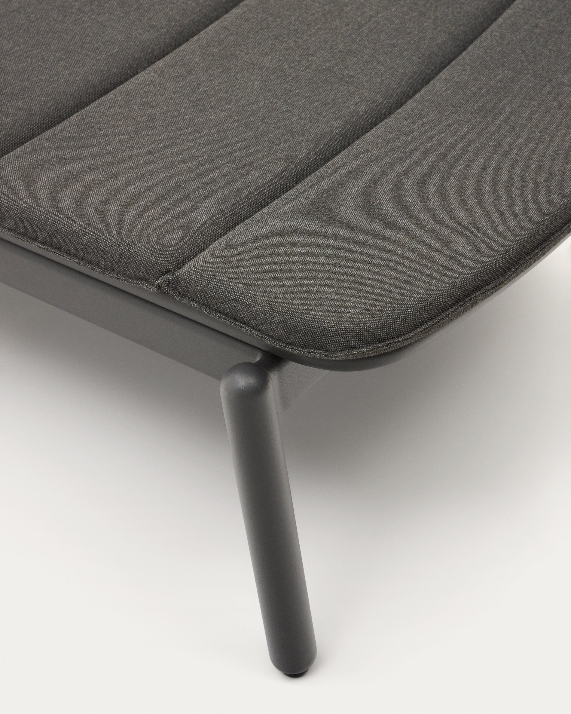 Marcona aluminium sun lounger in a black paint finish - Detail