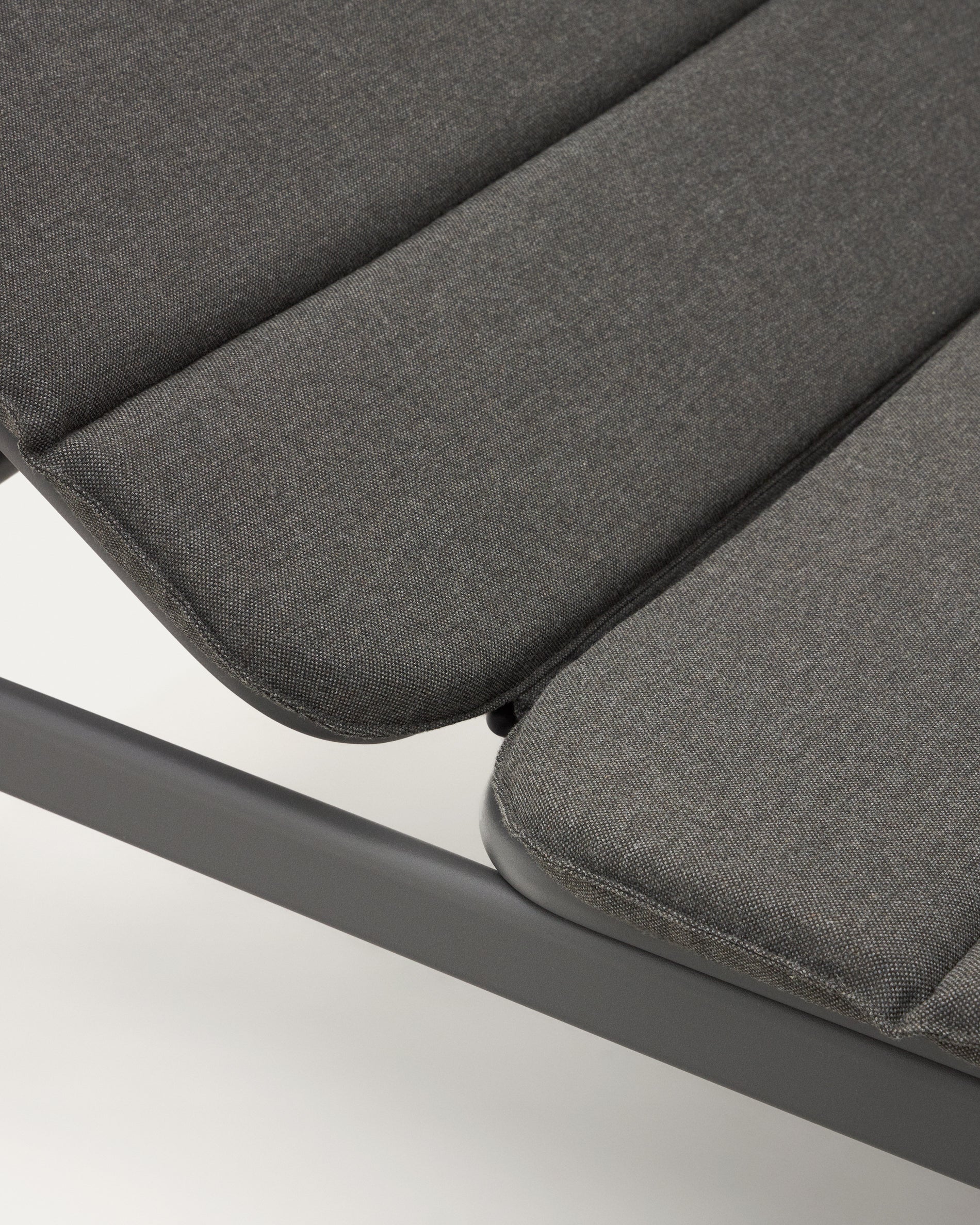 Marcona aluminium sun lounger in a black paint finish - Detail
