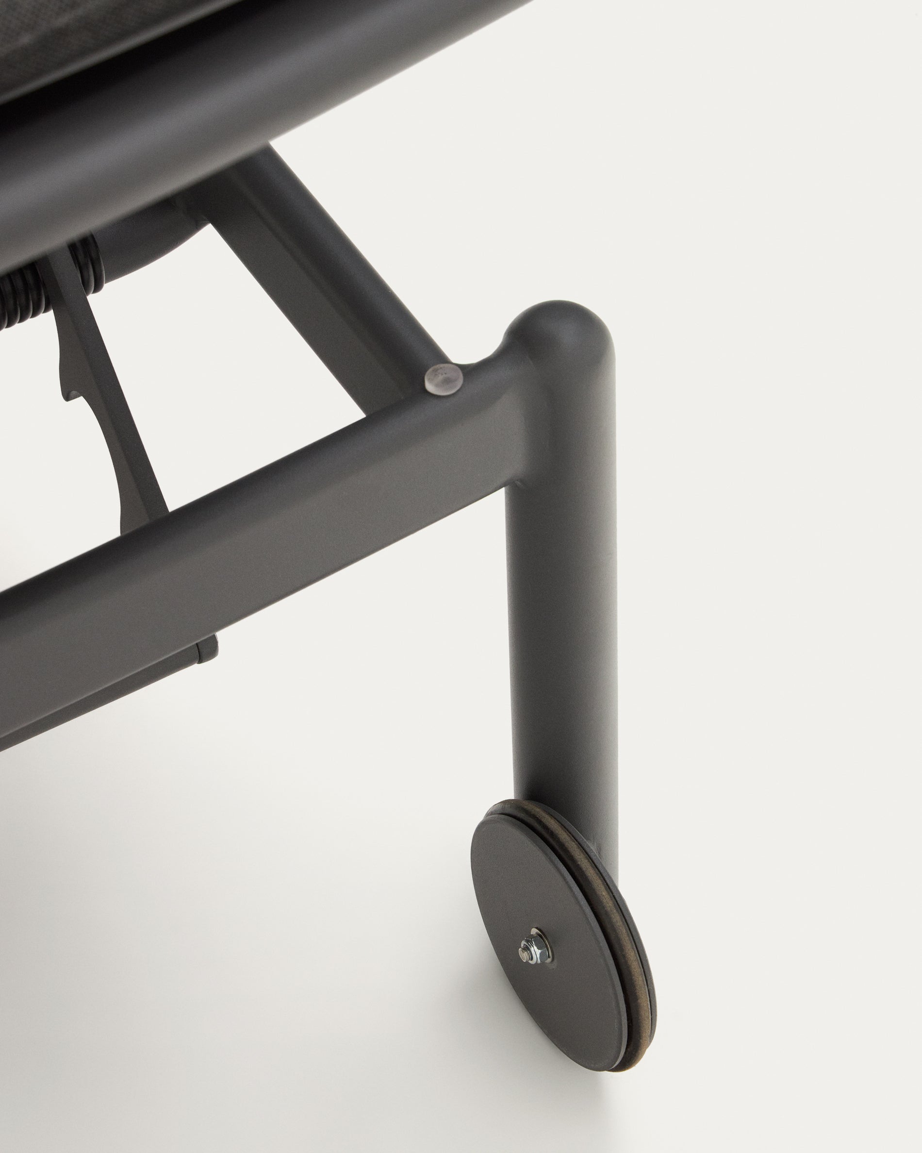 Marcona aluminium sun lounger in a black paint finish - Detail