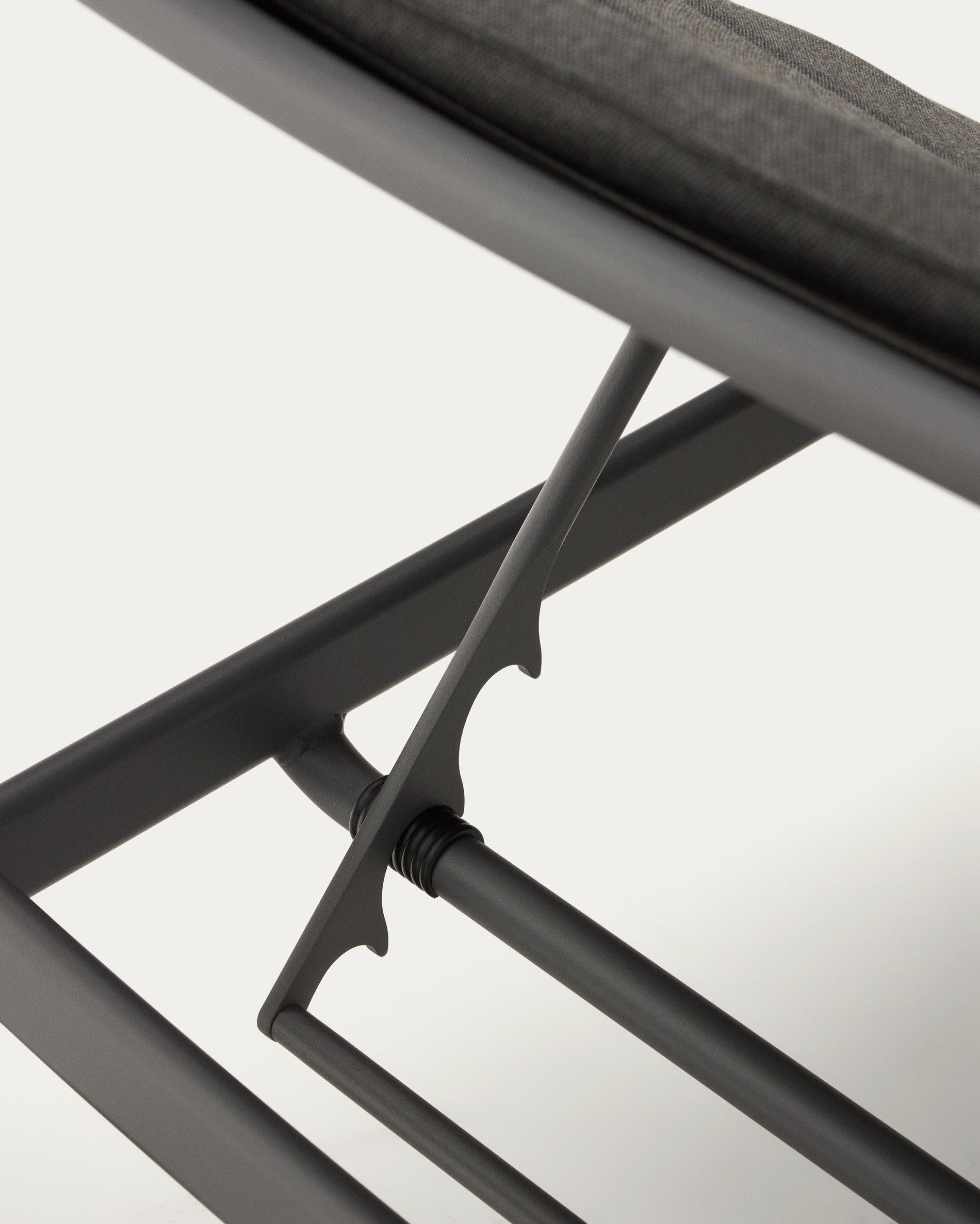 Marcona aluminium sun lounger in a black paint finish - Detail