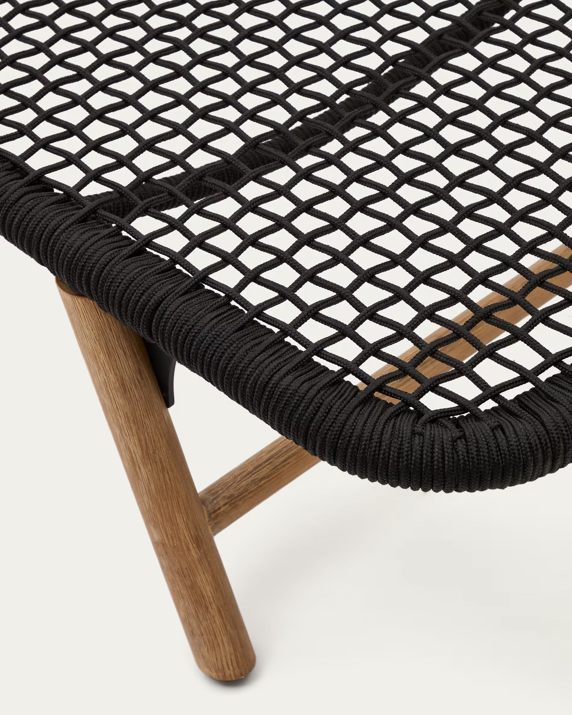 Dandara lounge chair with steel structure, black cord and 100% FSC solid acacia wood legs