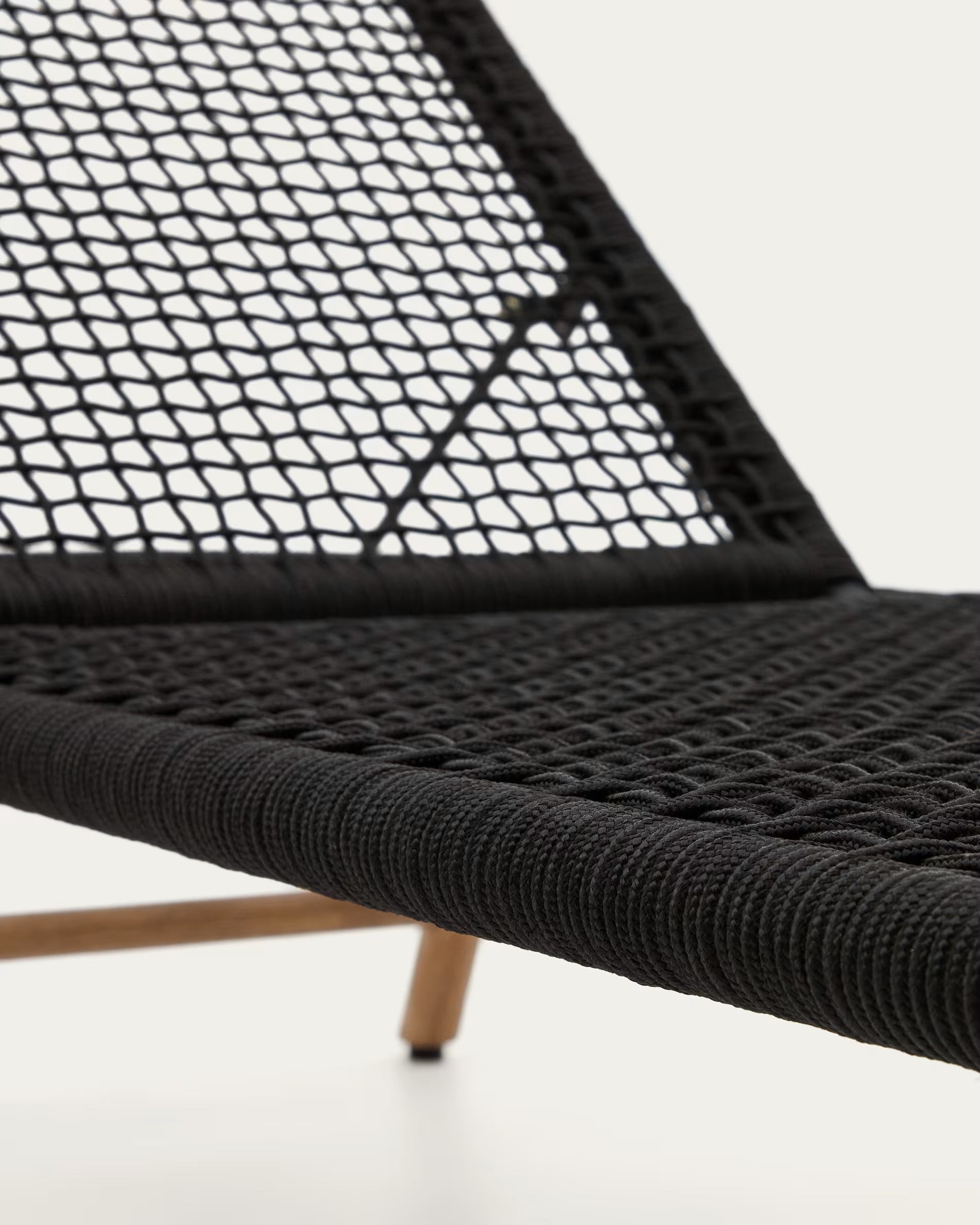 Dandara lounge chair with steel structure, black cord and 100% FSC solid acacia wood legs