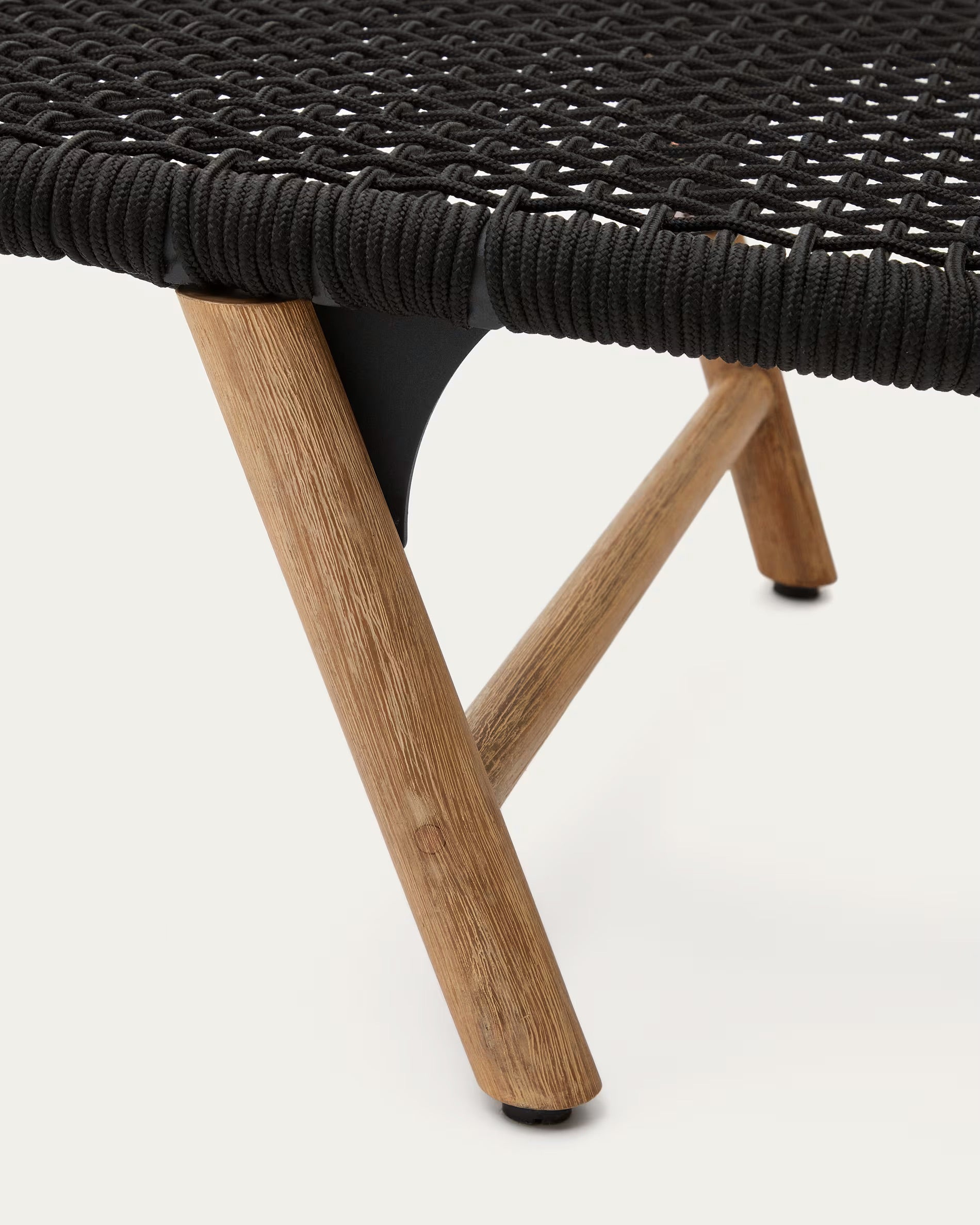 Dandara lounge chair with steel structure, black cord and 100% FSC solid acacia wood legs