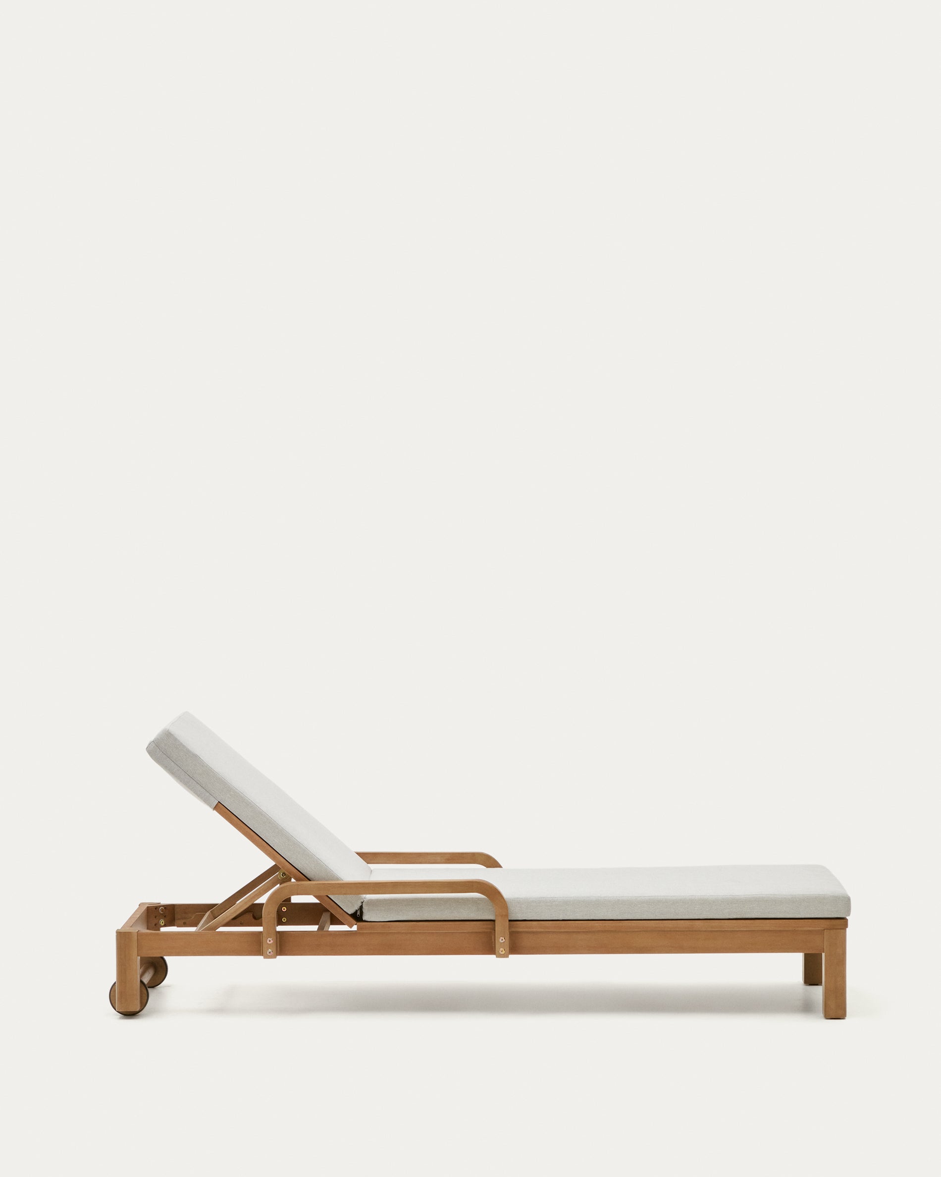 Sonsaura sunbed, made of solid eucalyptus wood, 100% FSC