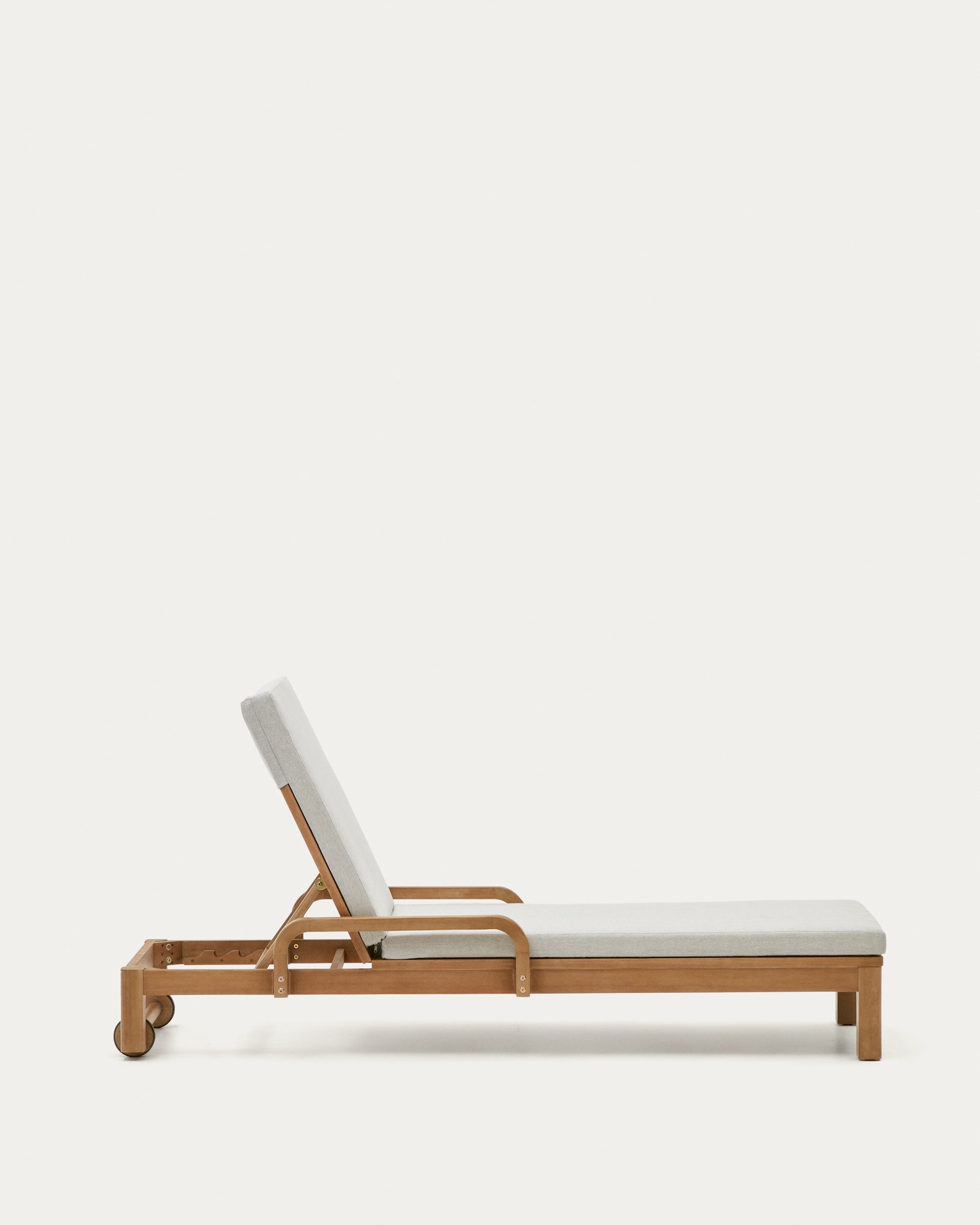 Sonsaura sunbed, made of solid eucalyptus wood, 100% FSC