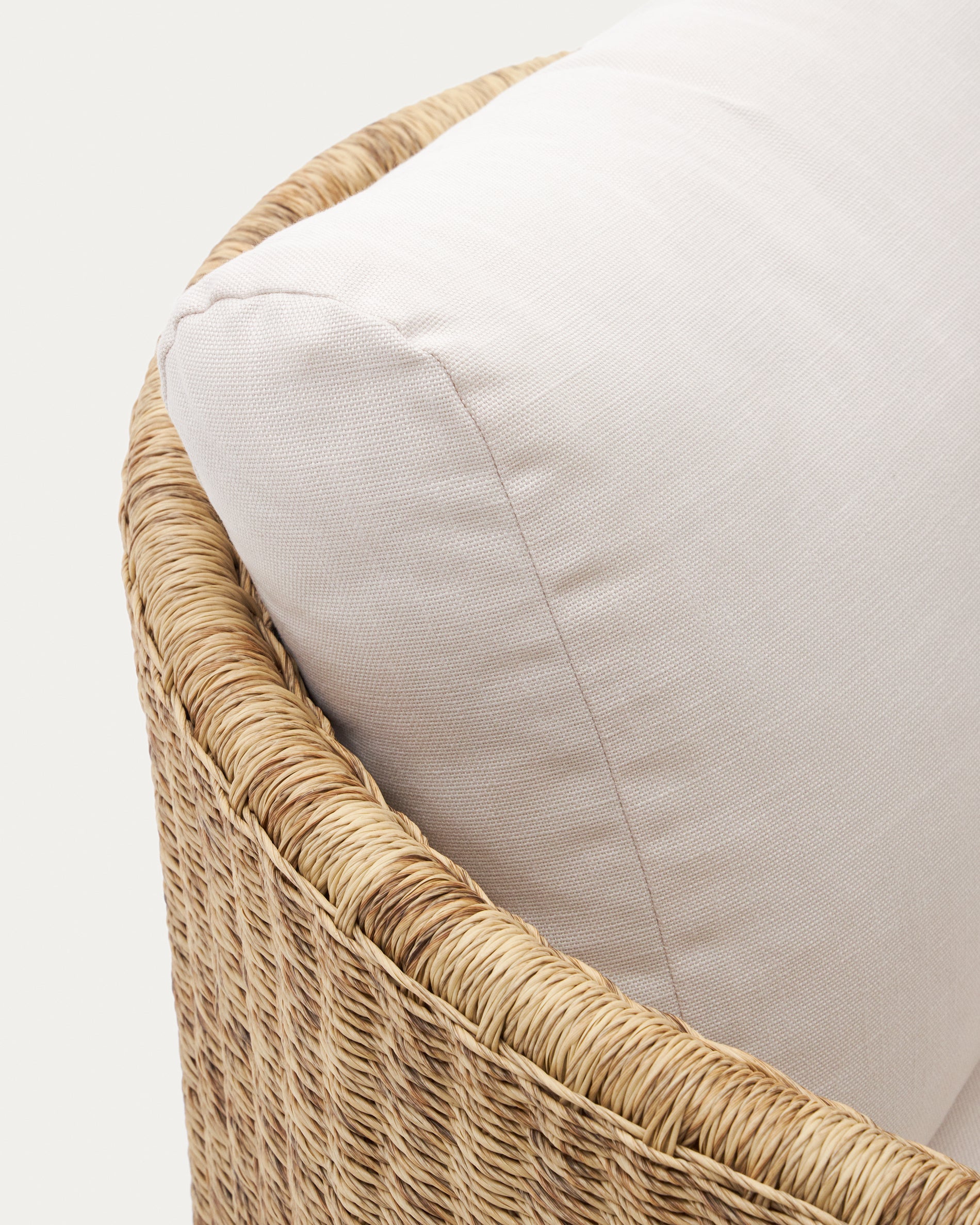 Xoriguer armchair in synthetic rattan and solid eucalyptus wood FSC 100% - Detail