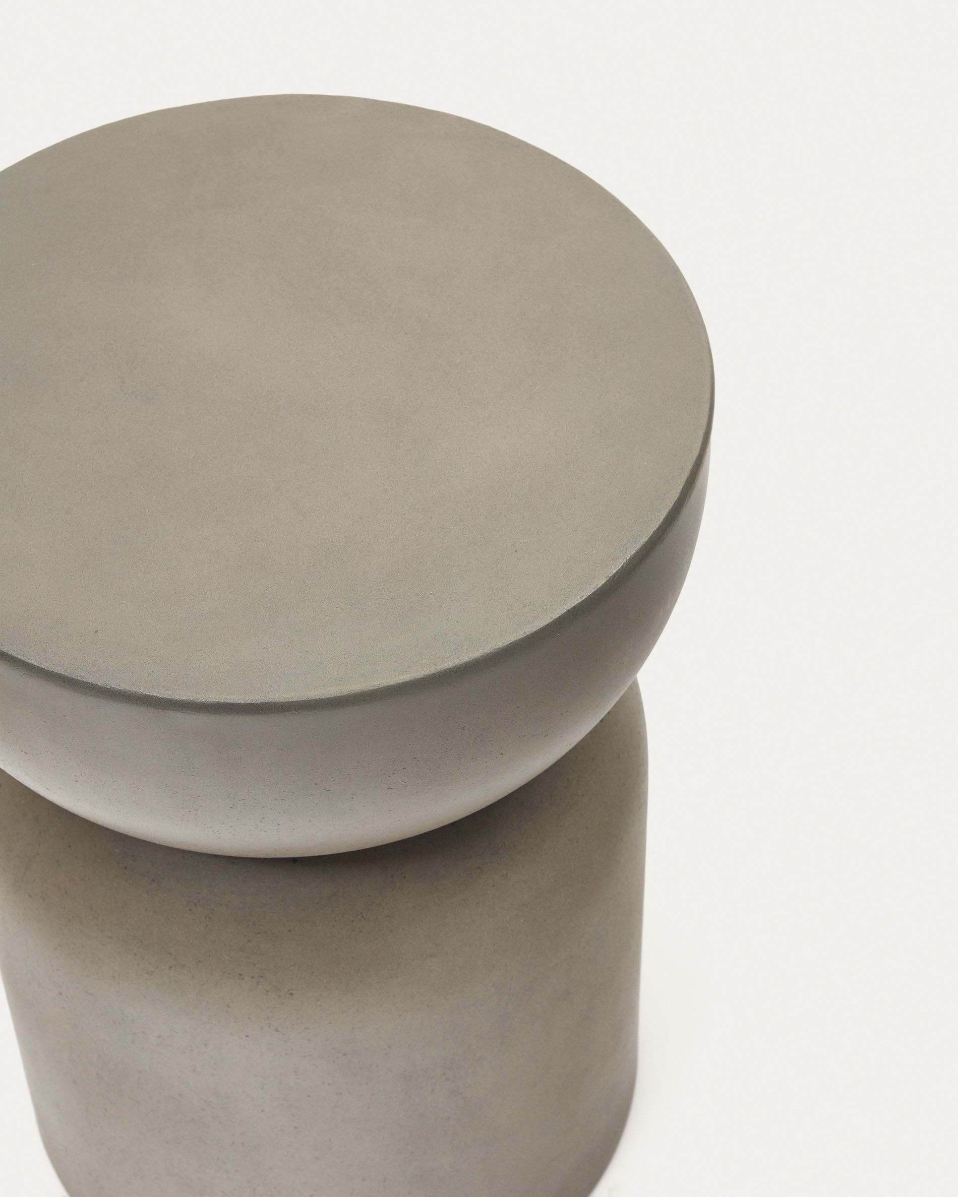 Garbet round cement side table, Ø 32 cm - Detail