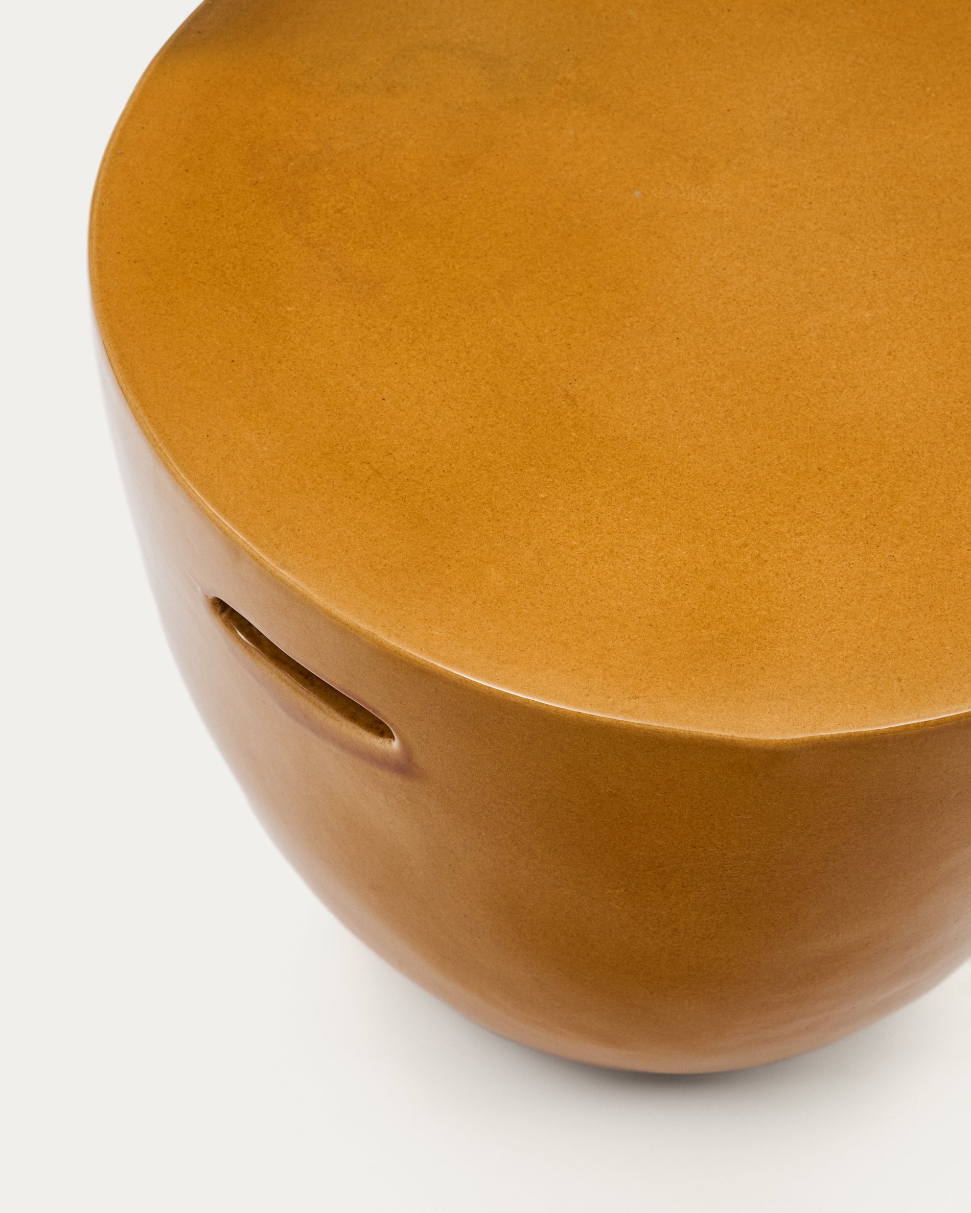 Mesquida outdoor side table made of ceramic with glazed mustard finish Ø 45 cm - Detail
