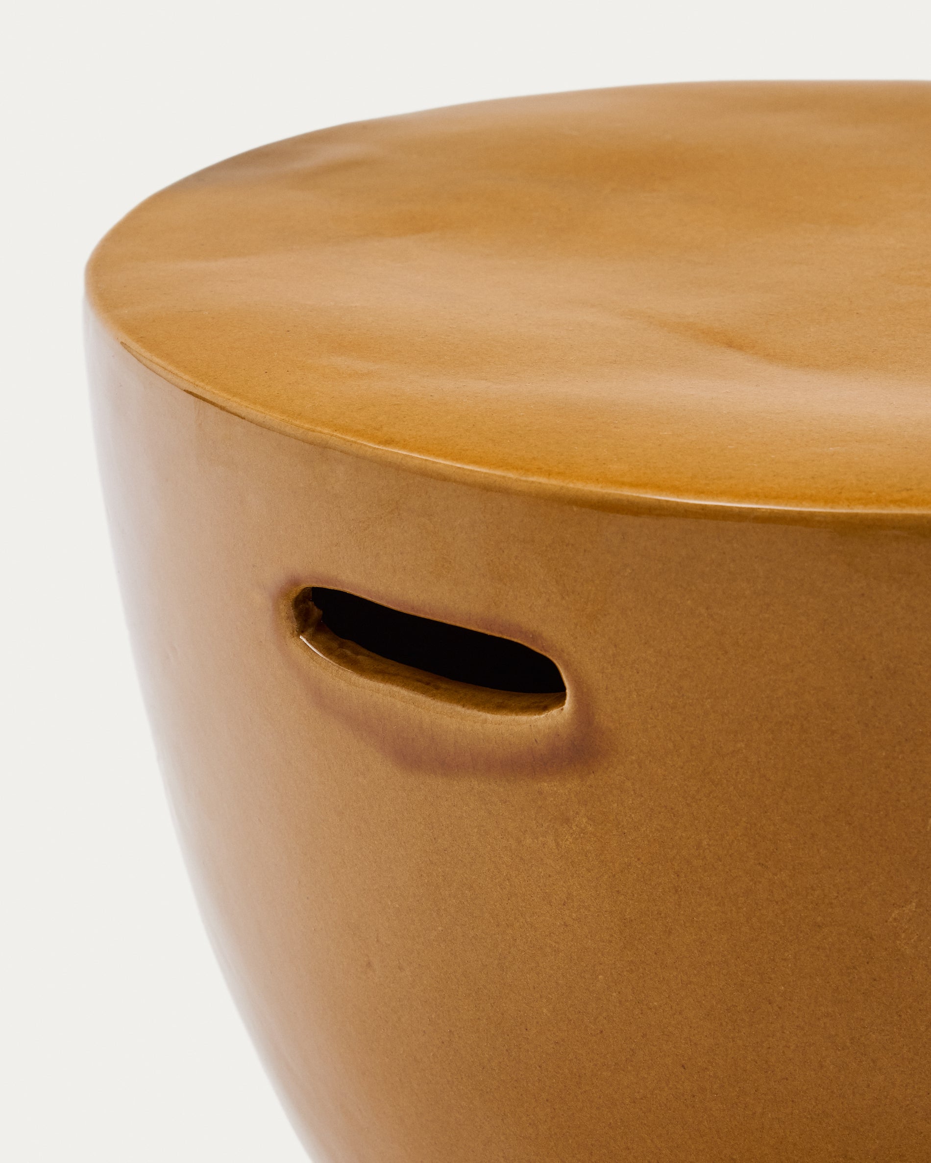 Mesquida outdoor side table made of ceramic with glazed mustard finish Ø 45 cm - Detail