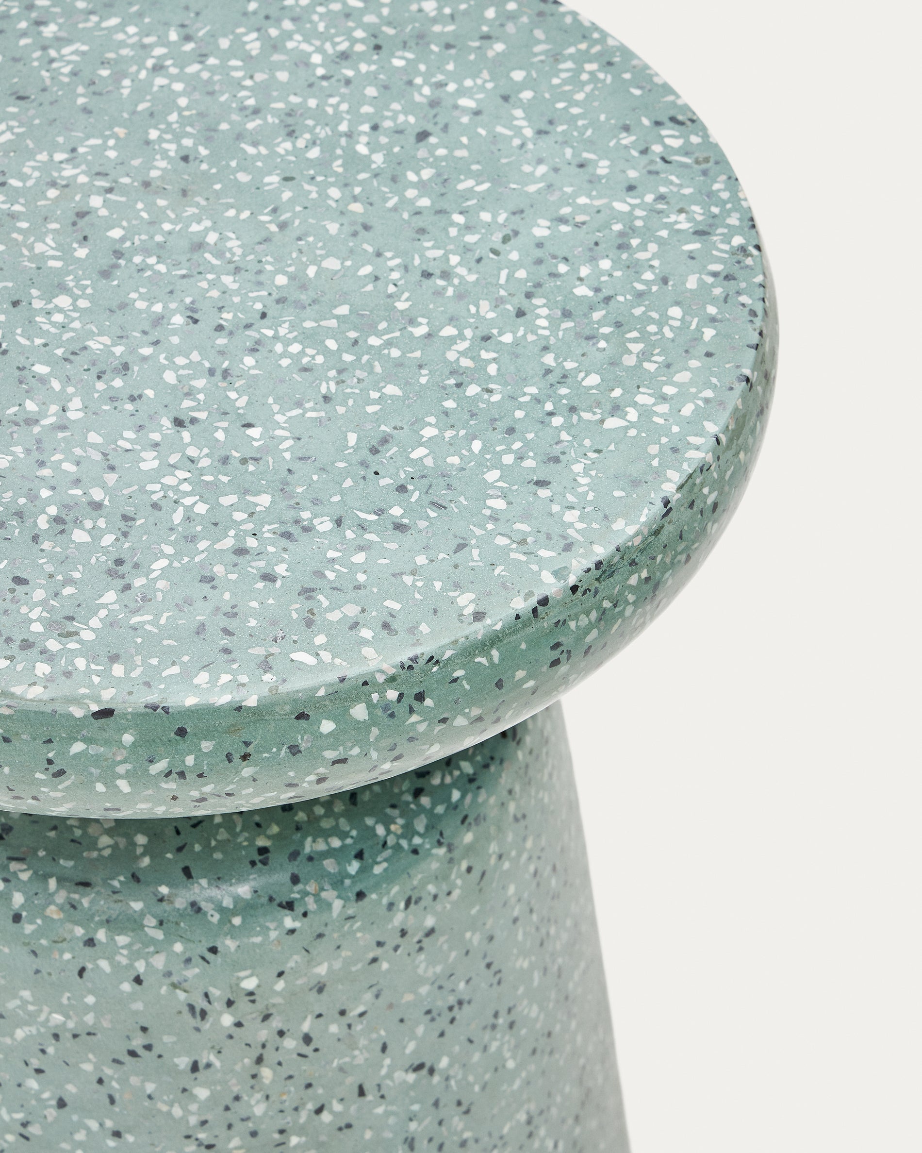Mesquida outdoor side table in green terrazzo Ø 39 cm - Detail