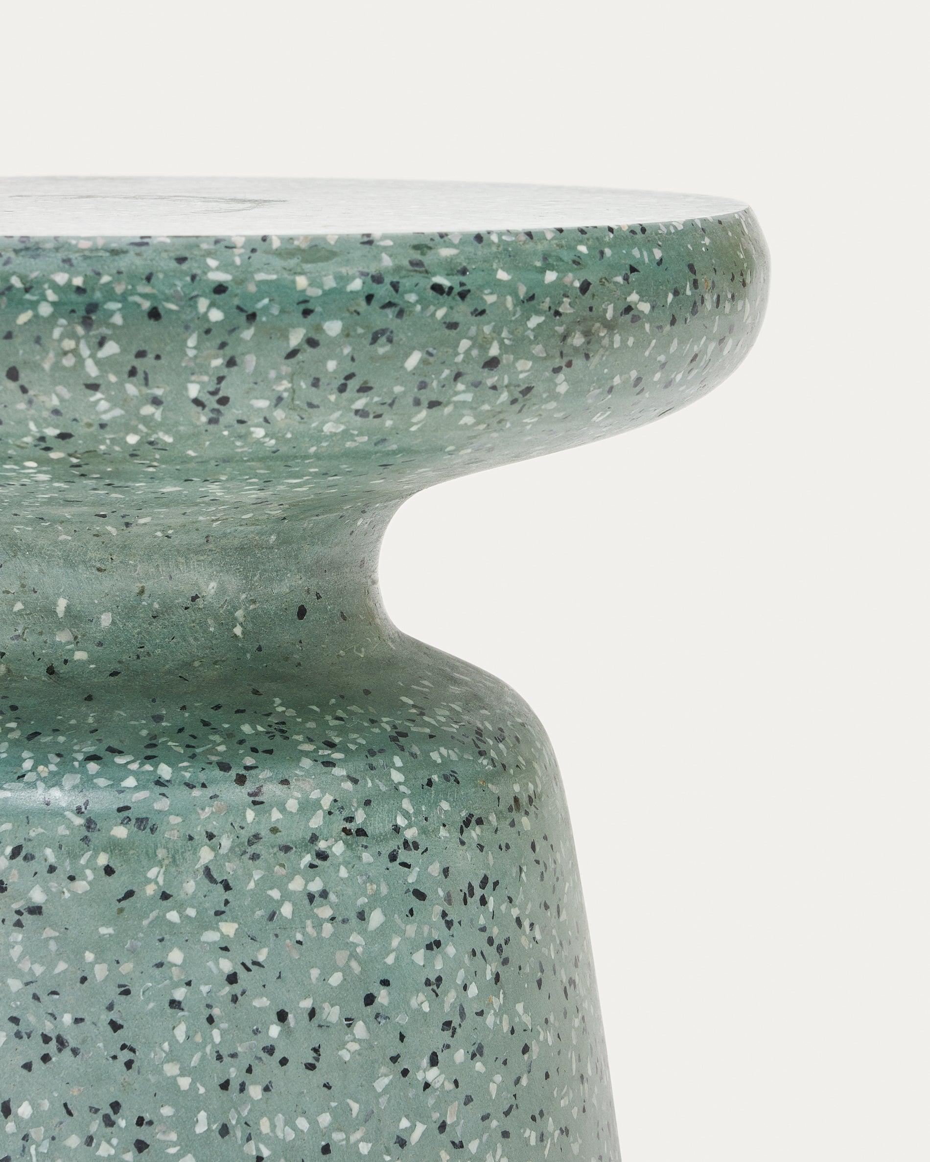 Mesquida outdoor side table in green terrazzo Ø 39 cm - Detail
