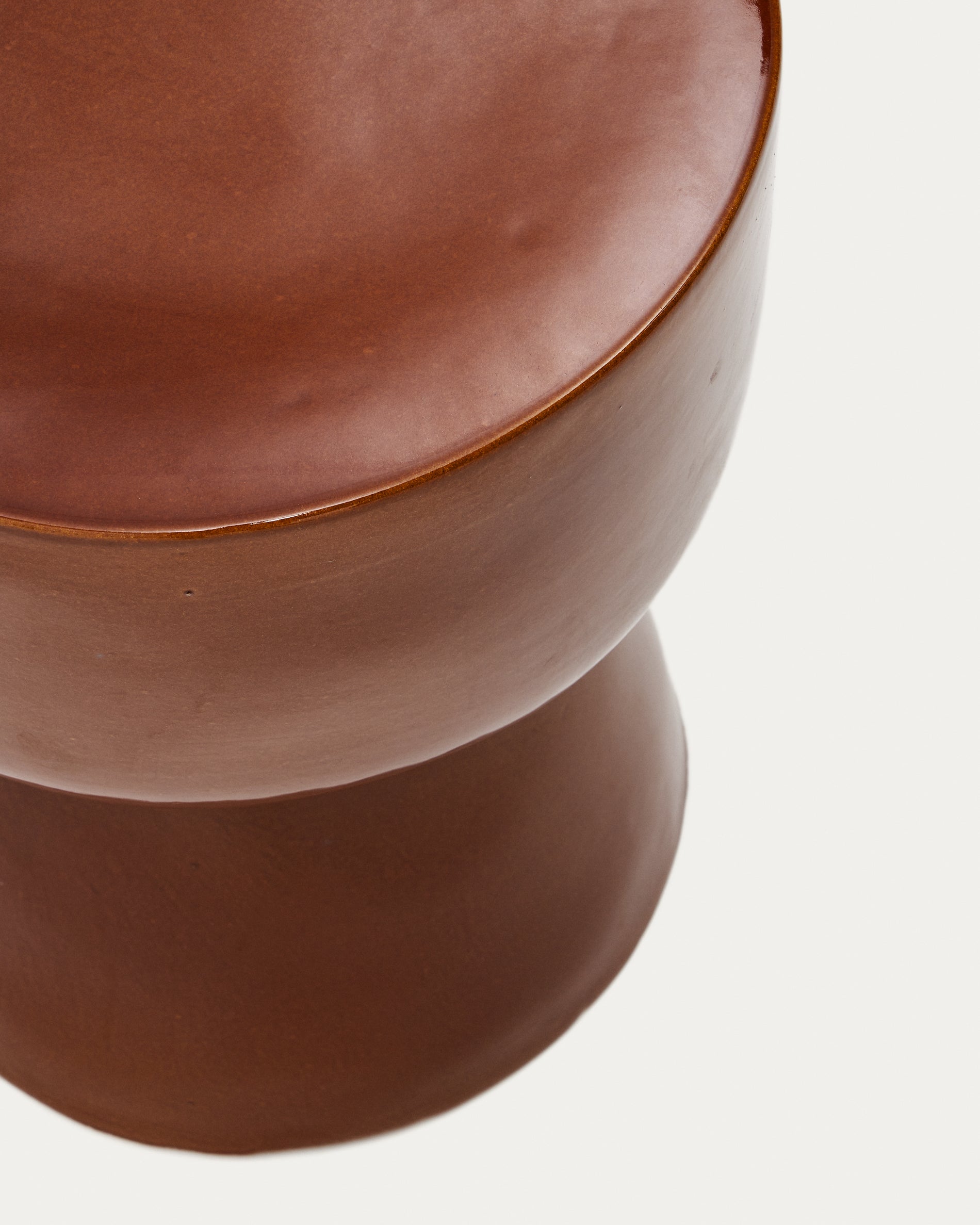 Mesquida outdoor side table made of ceramic with glazed terracotta finish Ø 35 cm - Detail