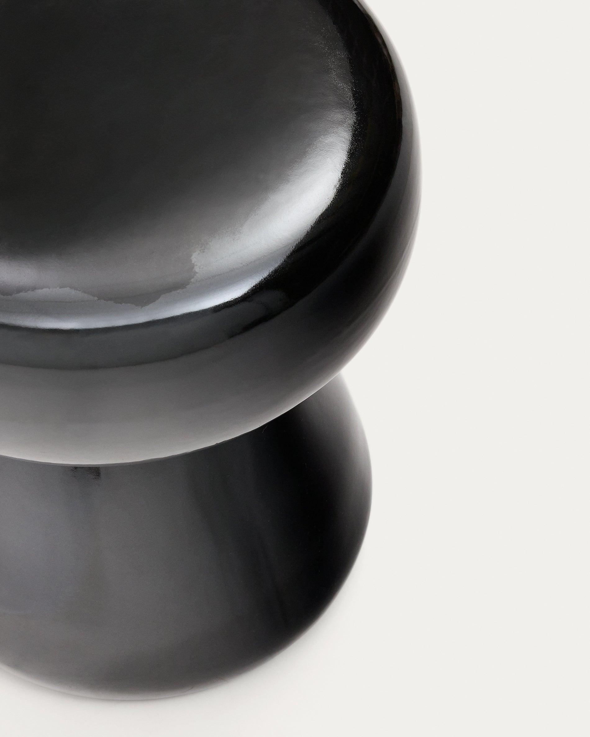 Manya black ceramic side table, Ø 38 cm - Detail