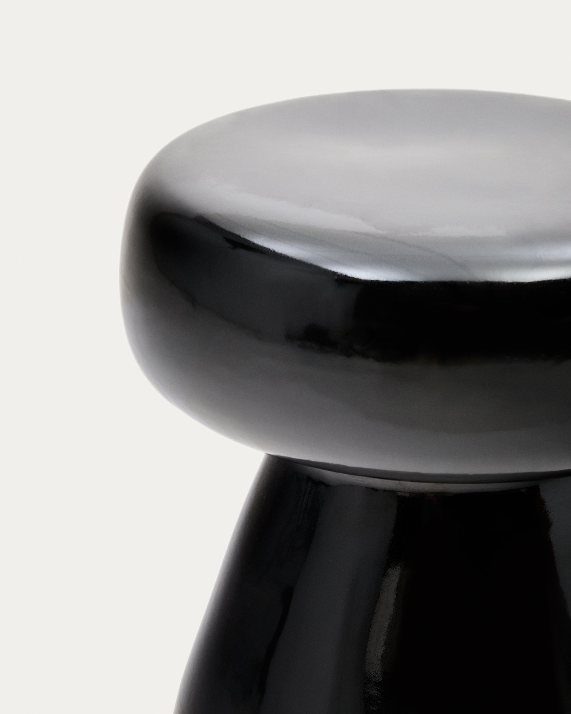 Manya black ceramic side table, Ø 38 cm - Detail
