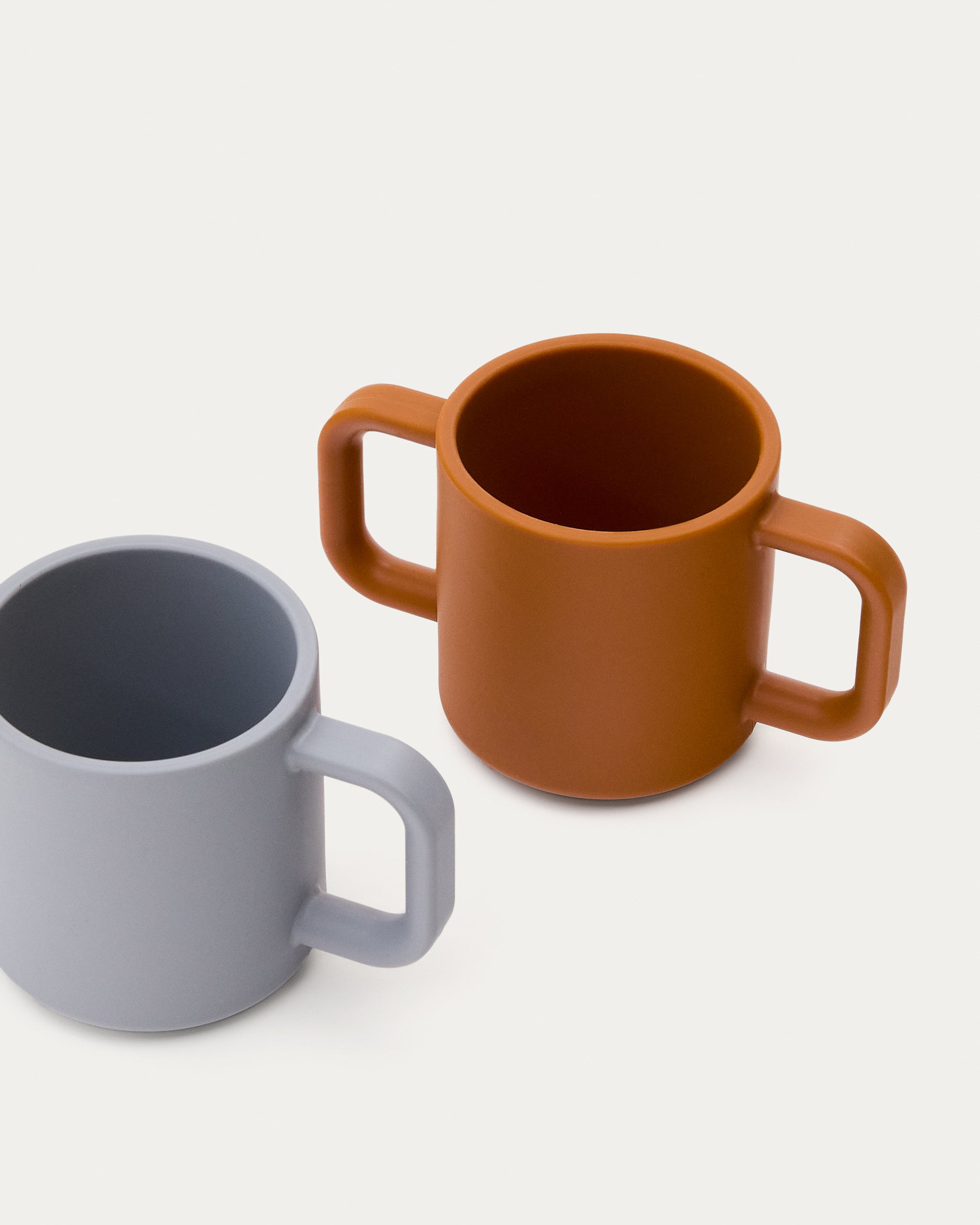 Lili set of two cups in orange and blue silicone - Detail