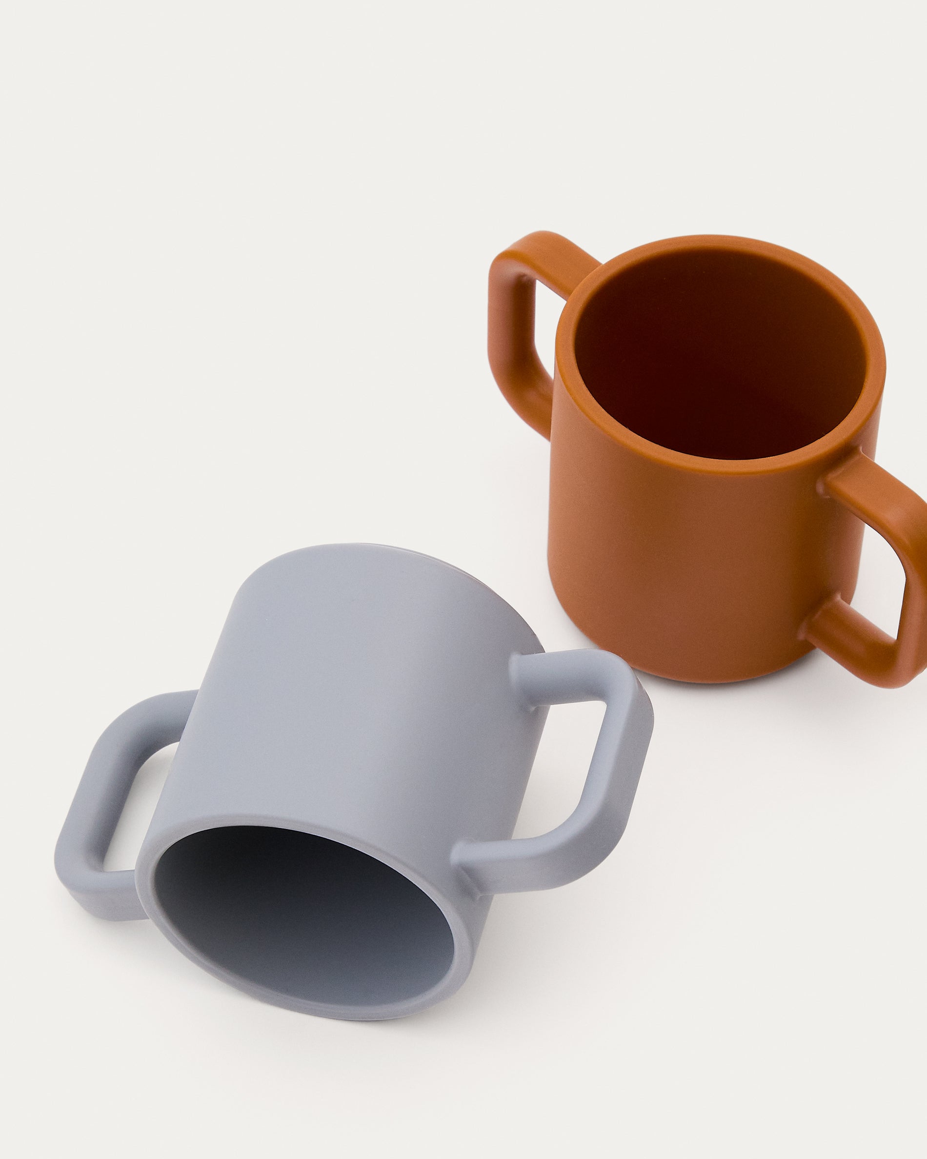 Lili set of two cups in orange and blue silicone - Detail