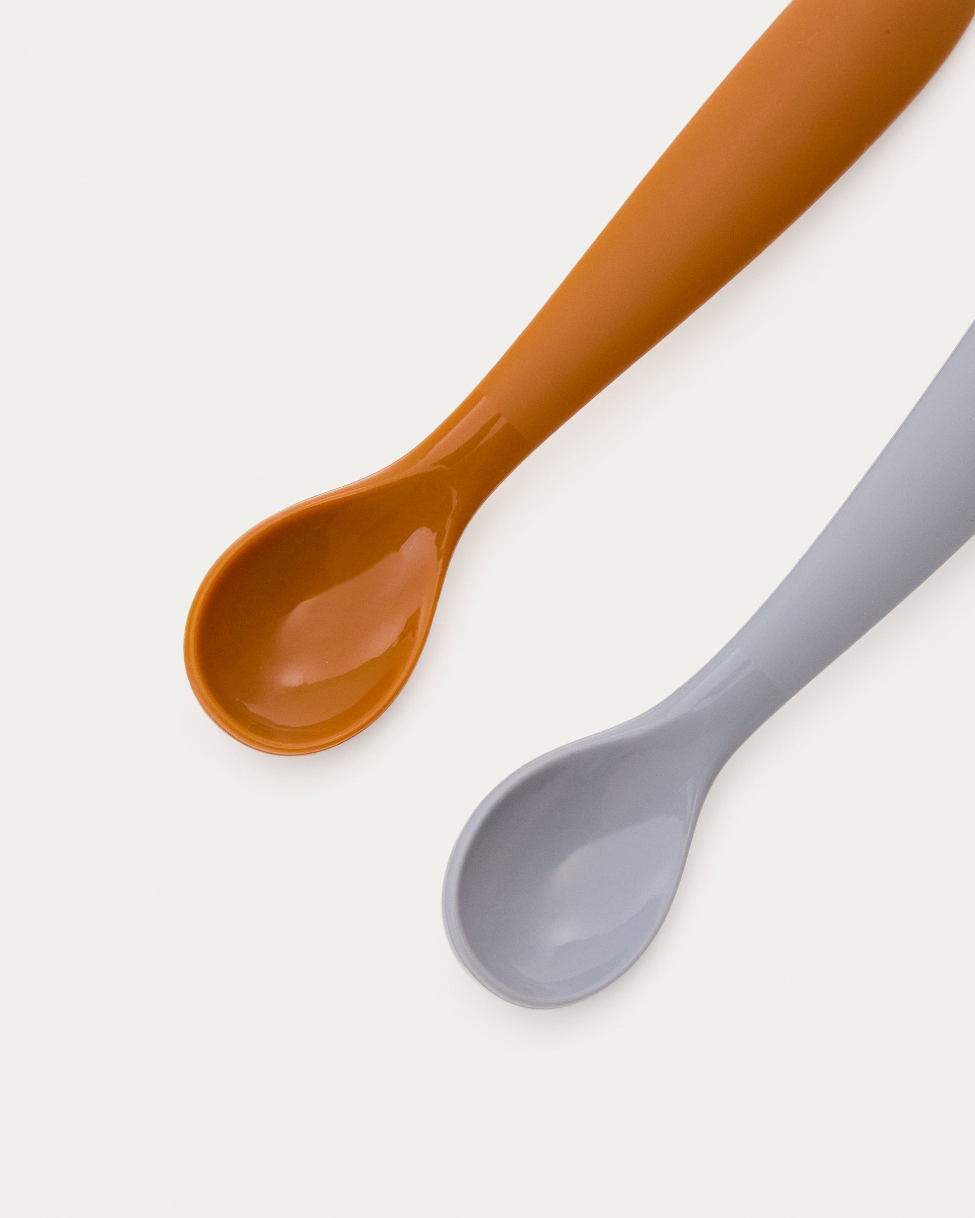 Lili set of two spoons in orange and blue silicone - Detail