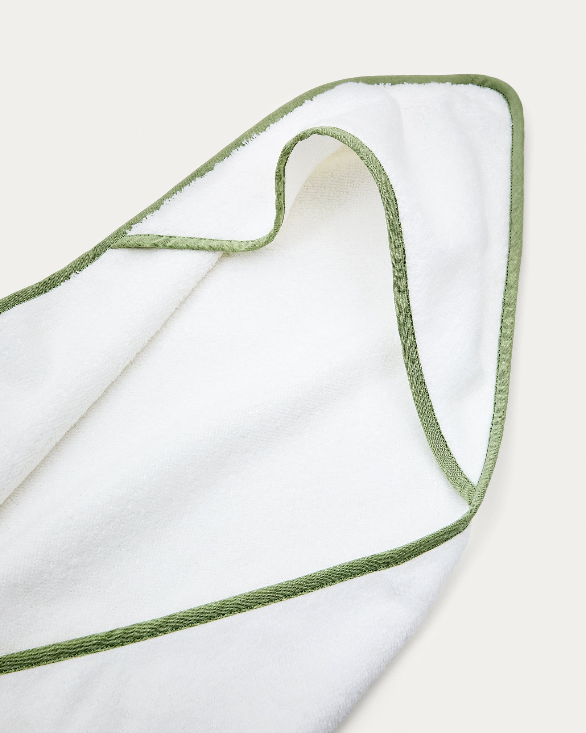 White cotton Nuni hooded towel with a green trim - Detail