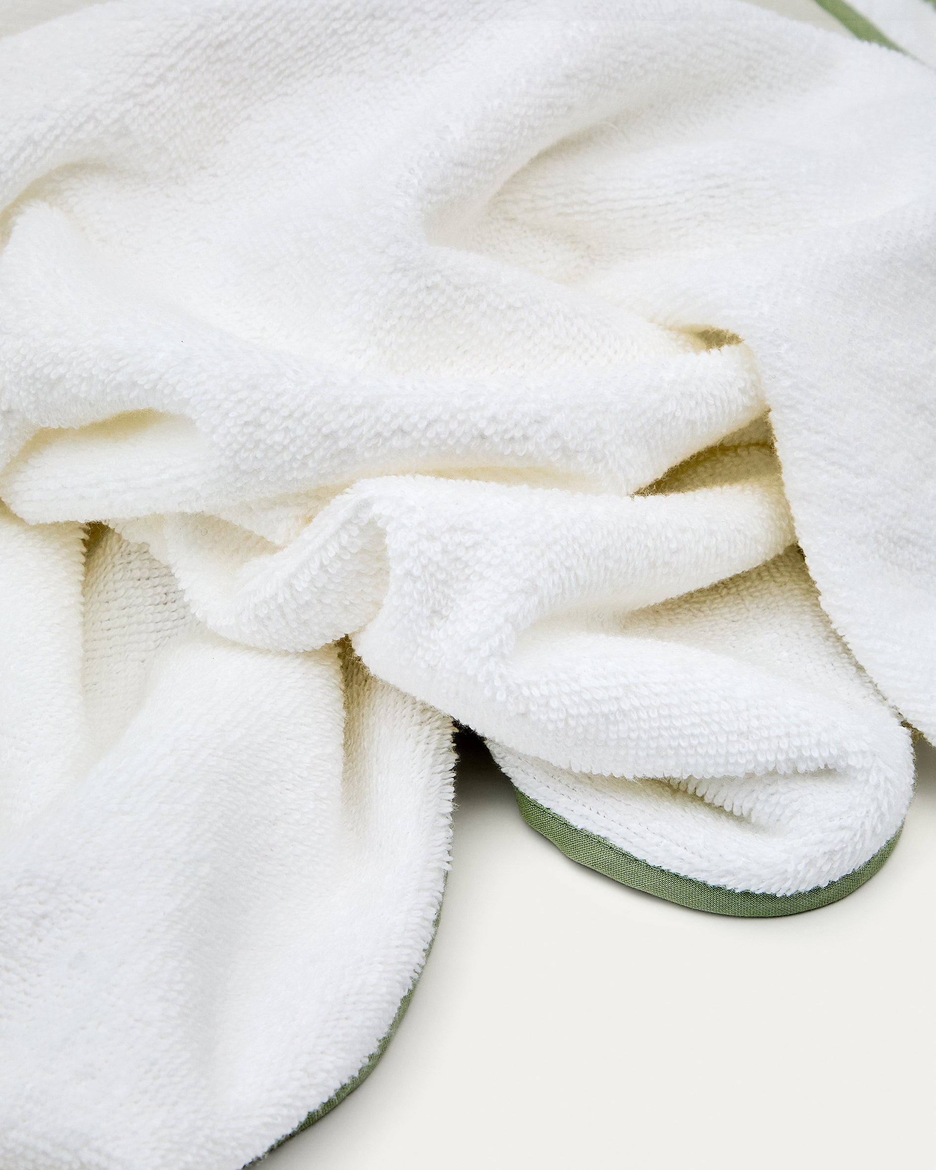 White cotton Nuni hooded towel with a green trim - Detail