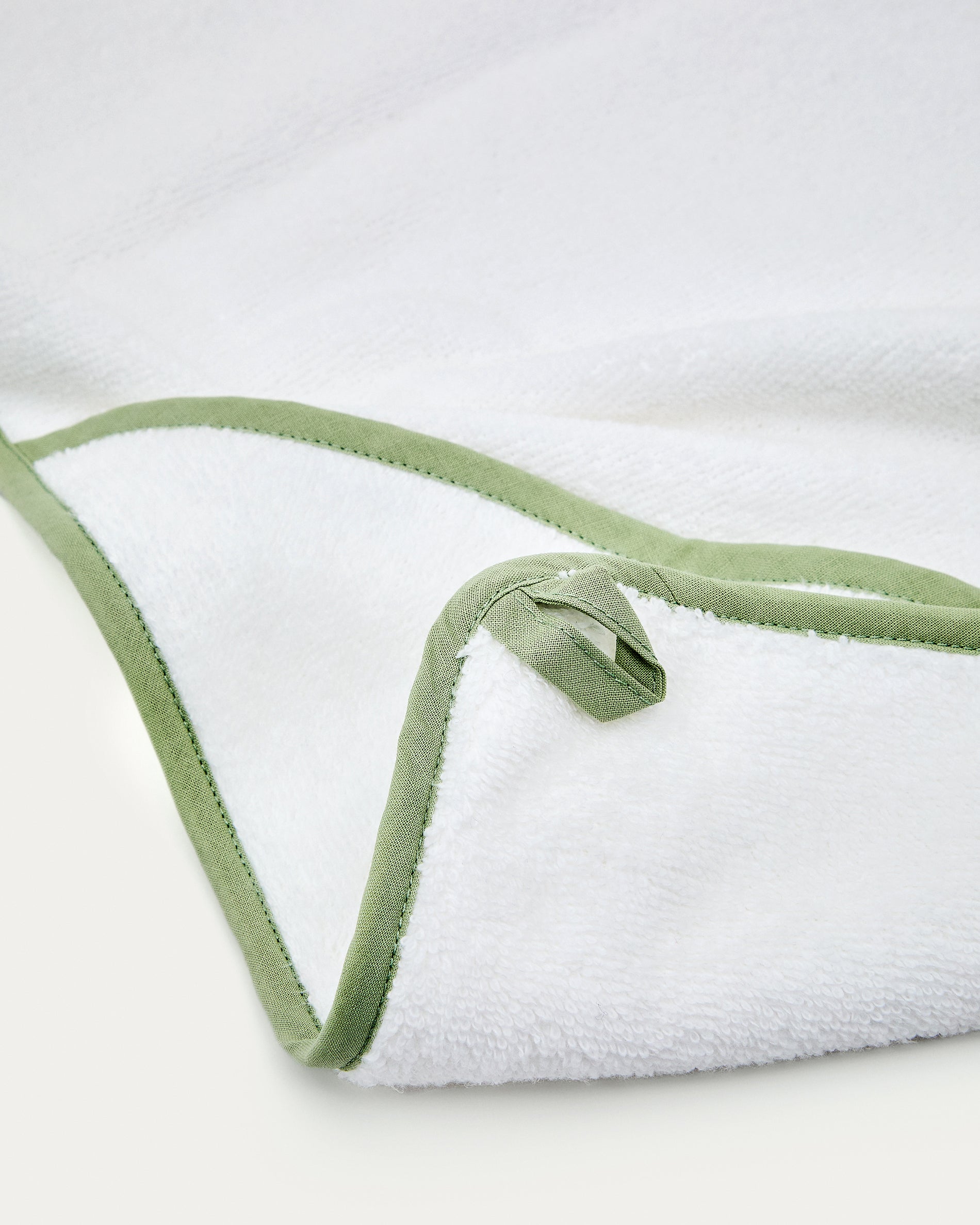 White cotton Nuni hooded towel with a green trim - Detail