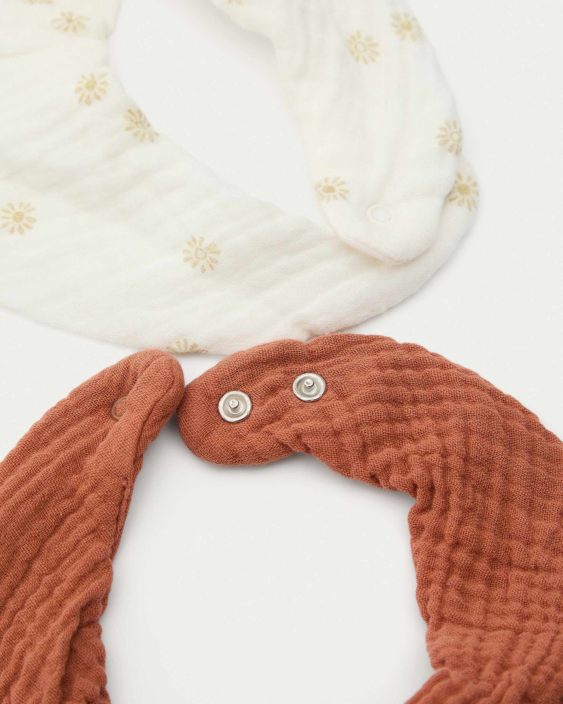 Olna set of 2 bandanas in 100% cotton in terracotta and a sun print - Detail