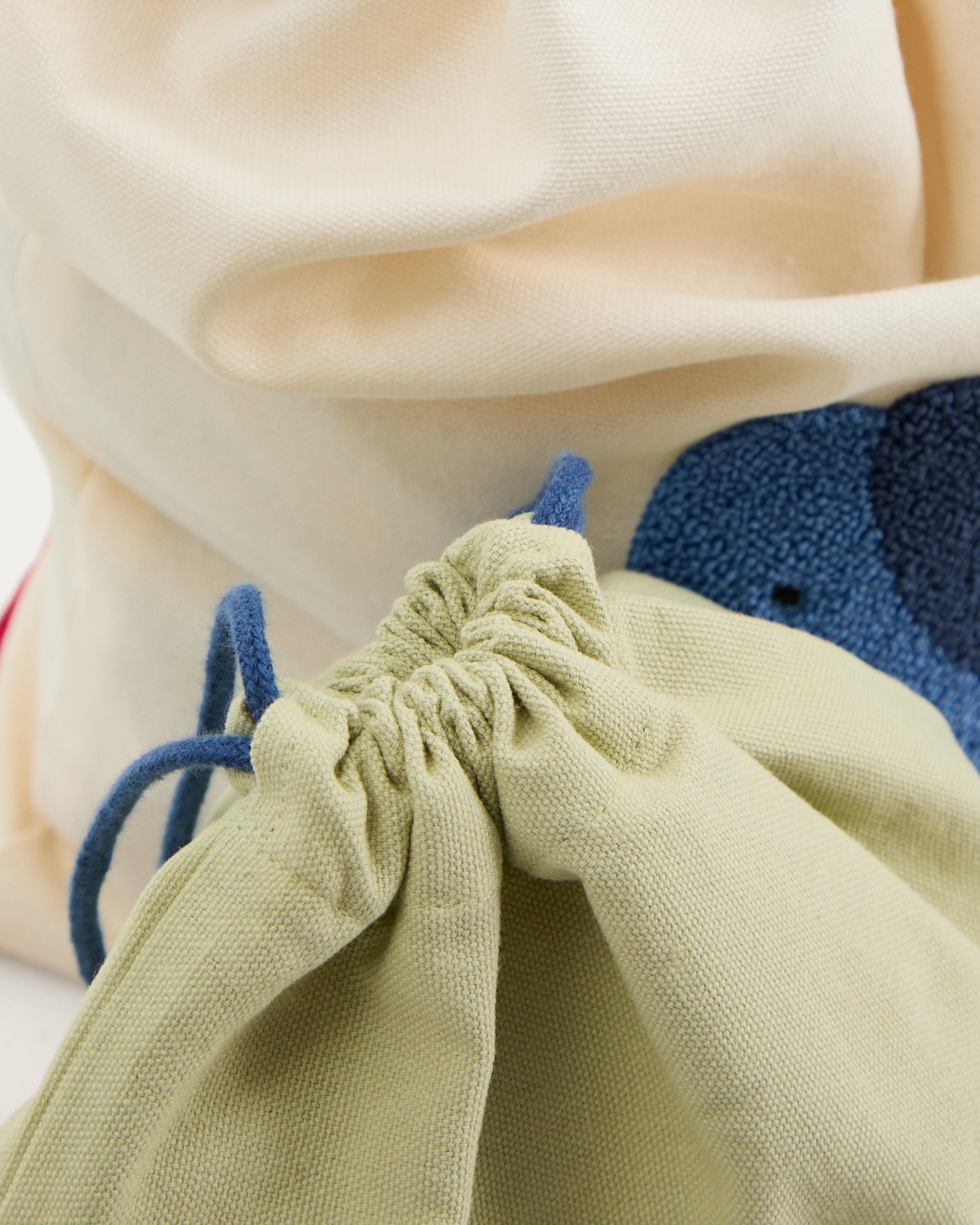 Tandani set of 2 beige and green cotton bags with embroidered blue elephant - Detail