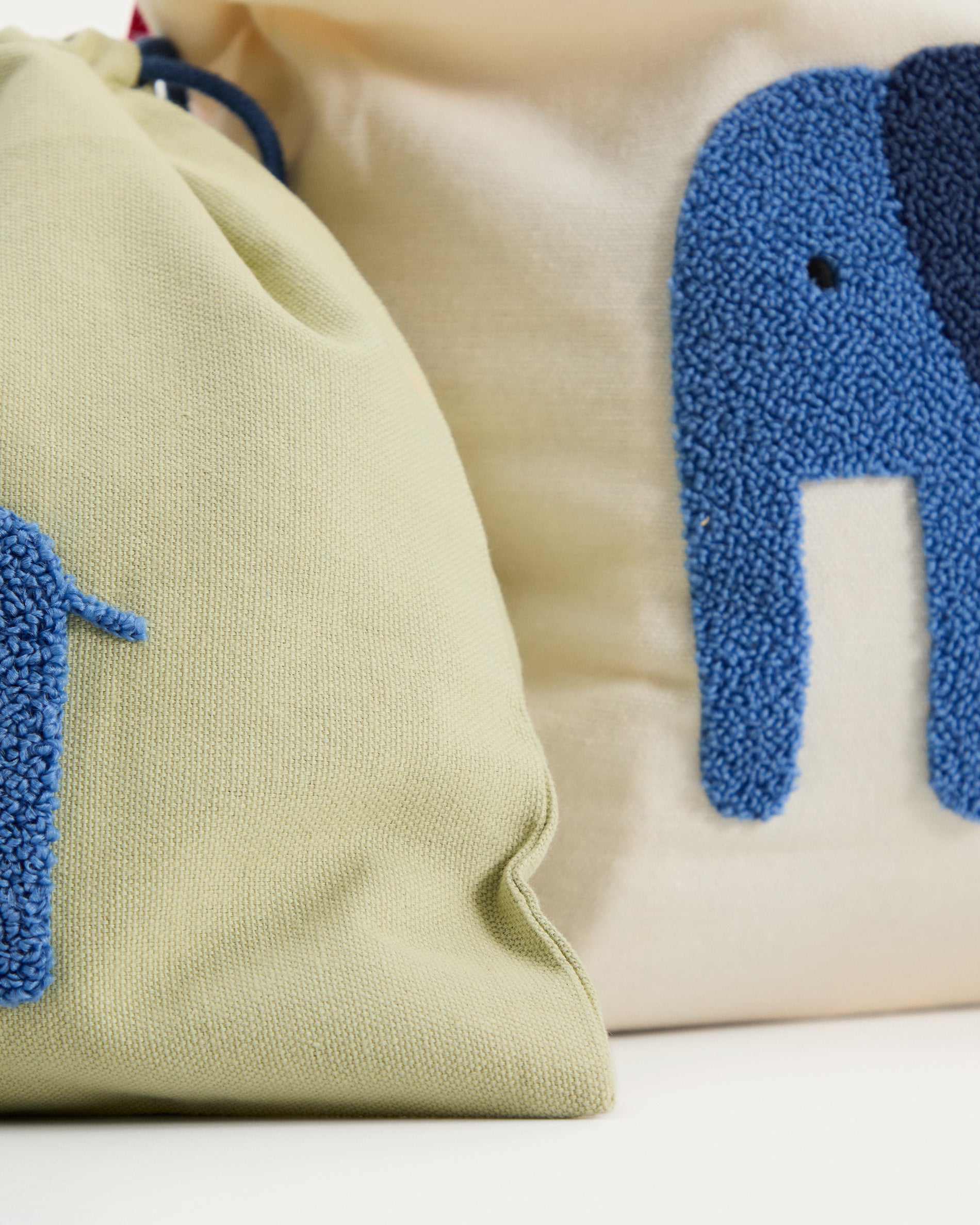 Tandani set of 2 beige and green cotton bags with embroidered blue elephant - Detail