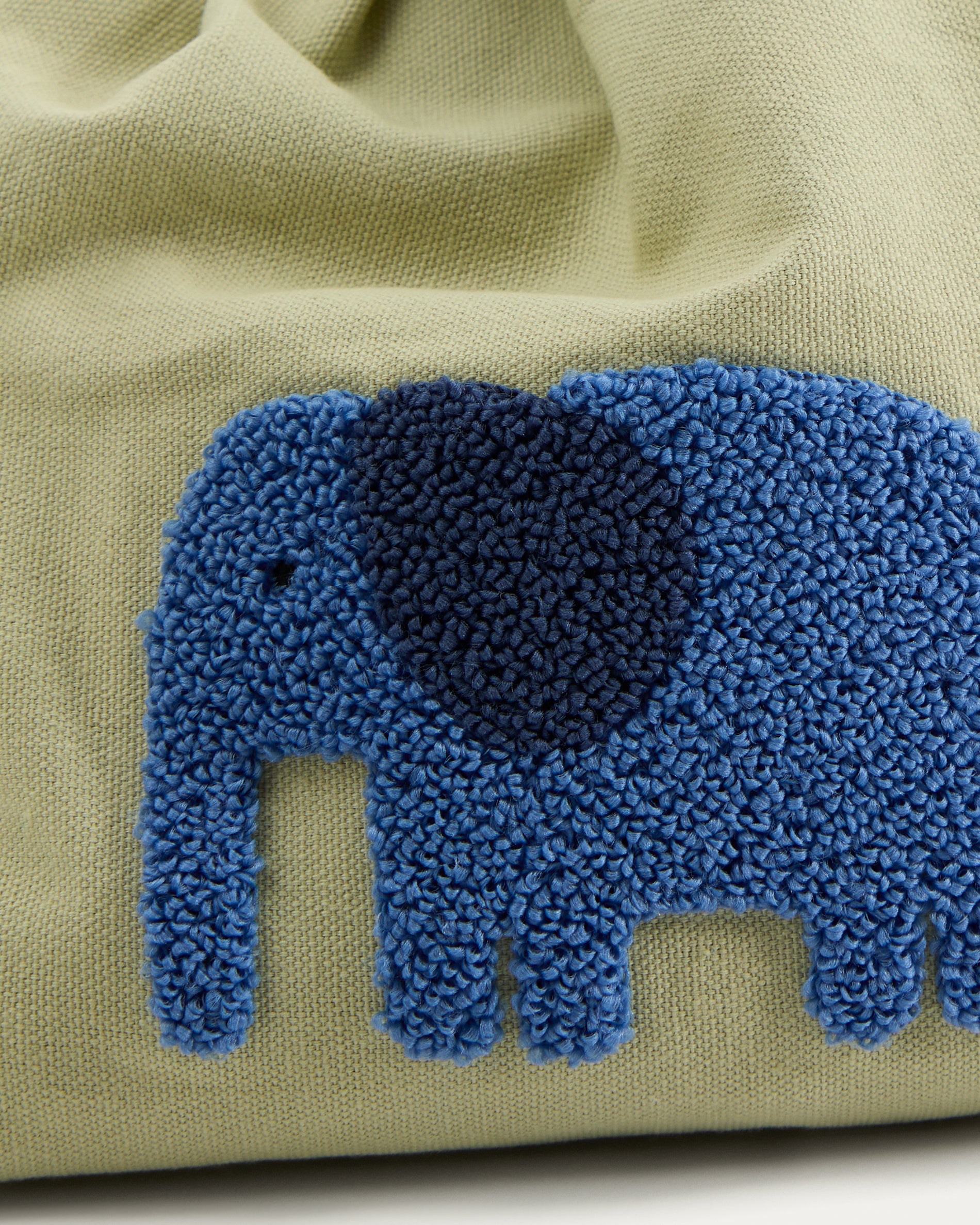 Tandani set of 2 beige and green cotton bags with embroidered blue elephant - Detail