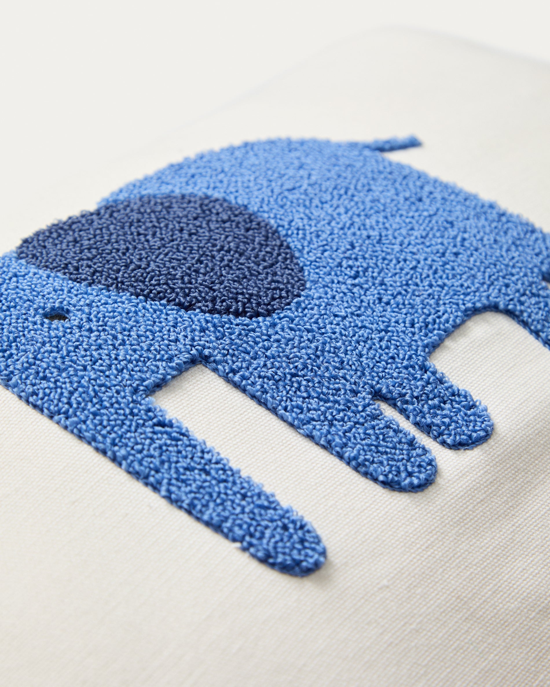 Tandani beige cotton cushion cover with embroidered blue elephant 30 x 50cm - Detail
