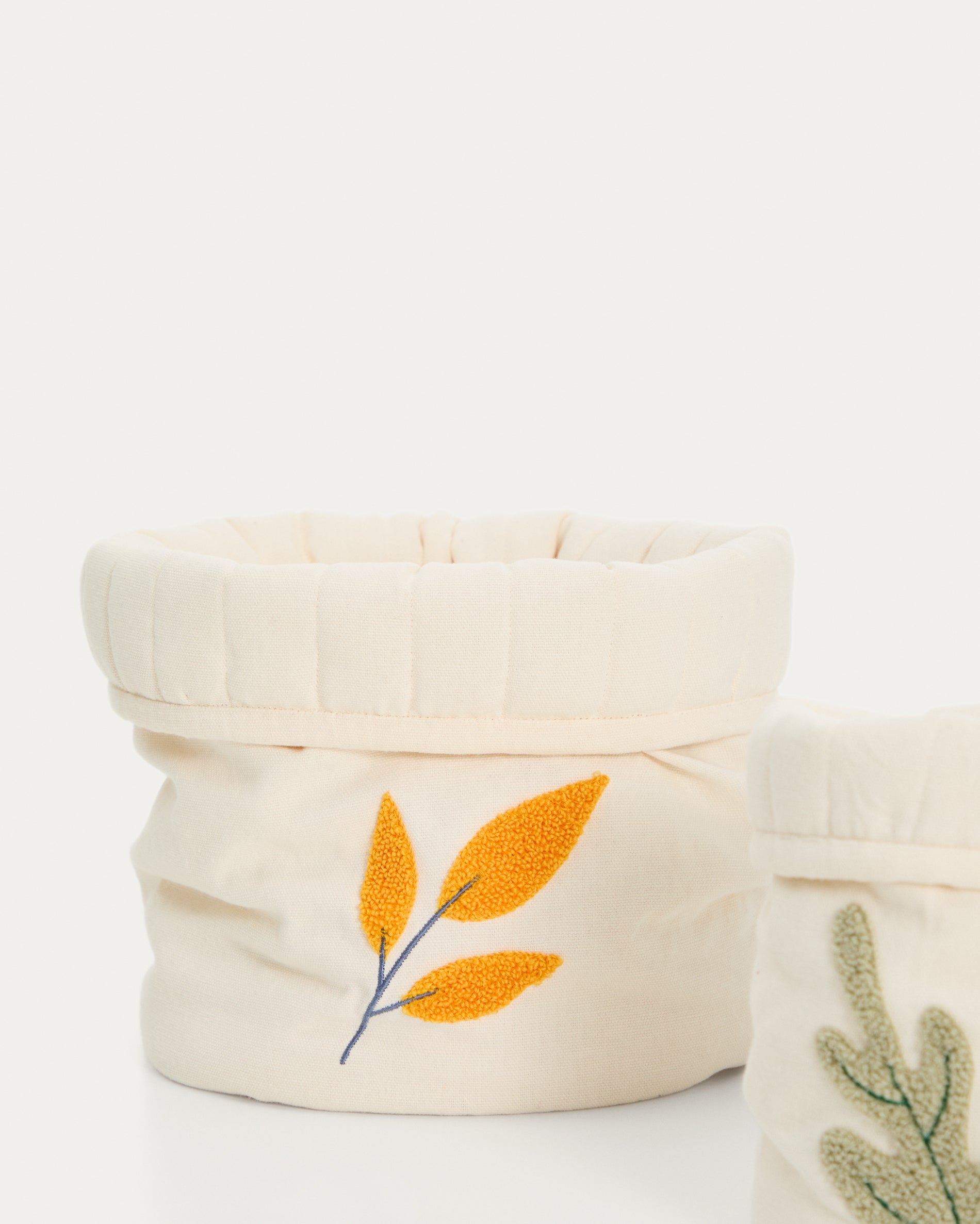 Tandani set of 2 beige cotton children's baskets with embroidered leaves - Detail