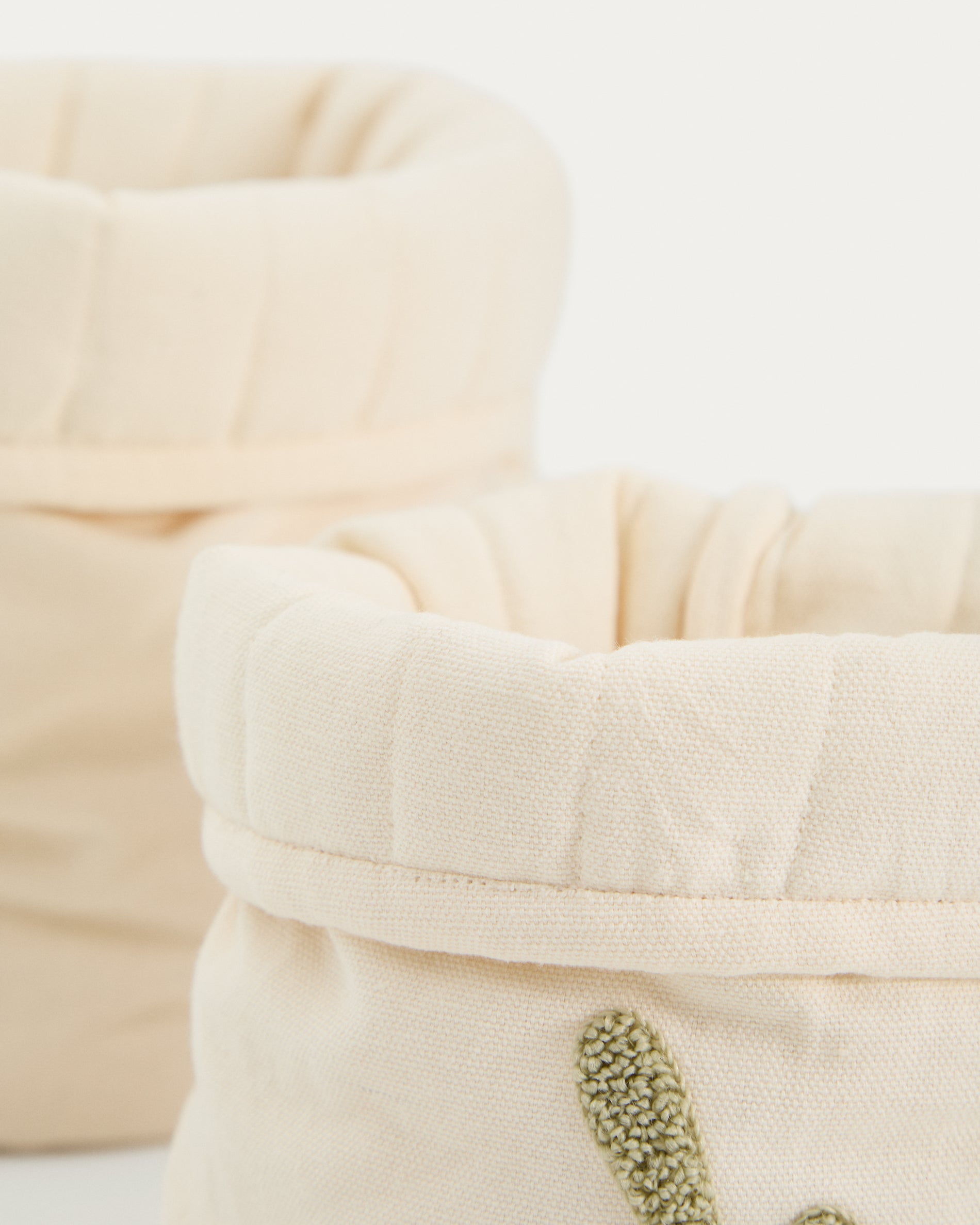 Tandani set of 2 beige cotton children's baskets with embroidered leaves - Detail
