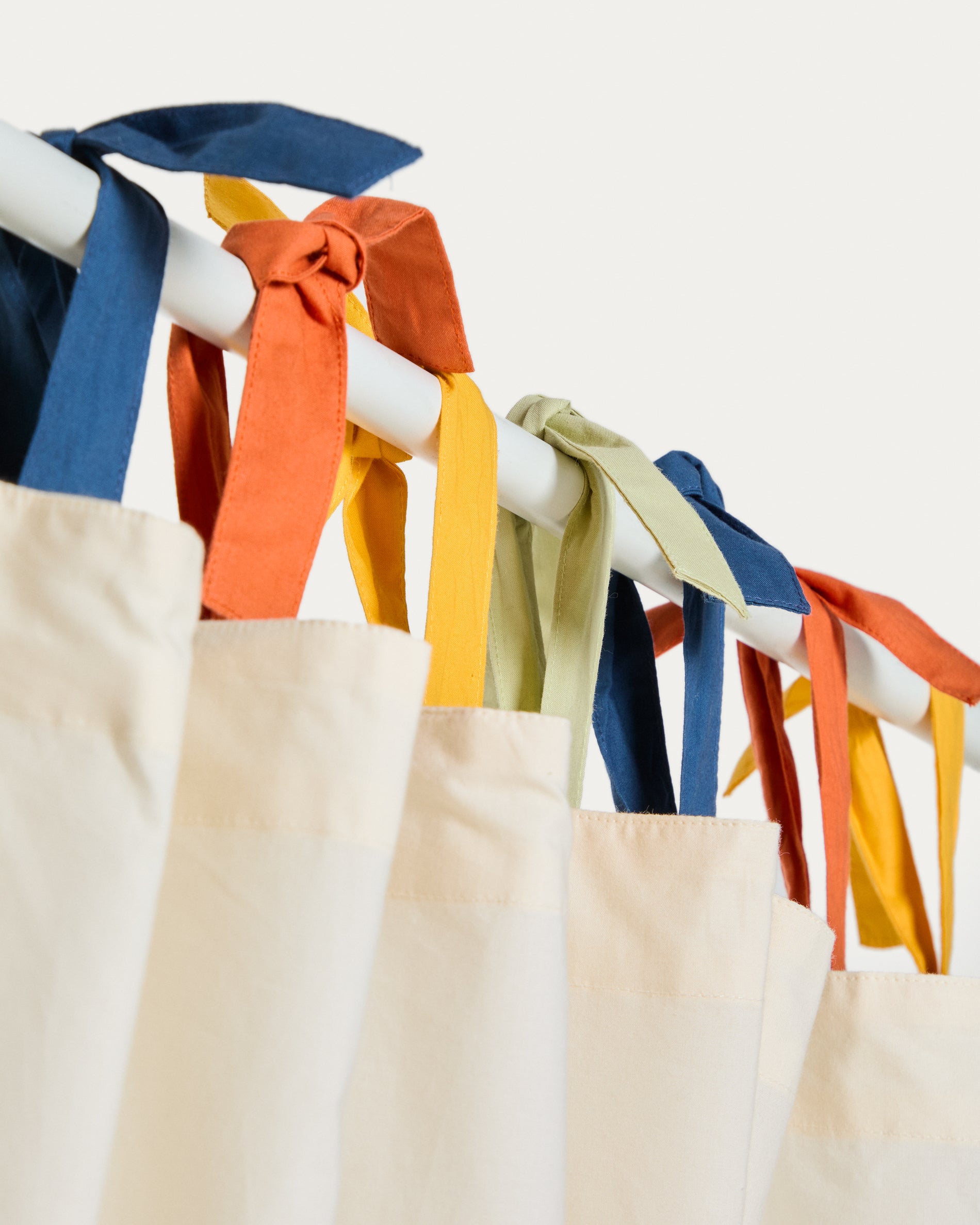 Zelda white 100% cotton curtain with multicoloured ties 135 x 270cm - Detail
