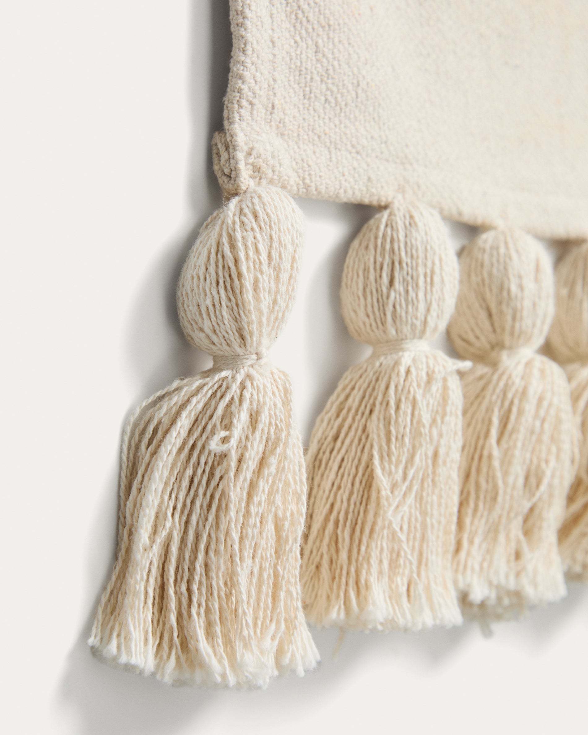Tandani beige cotton wall tapestry with multicoloured letters and fringing 40 x 50cm - Detail