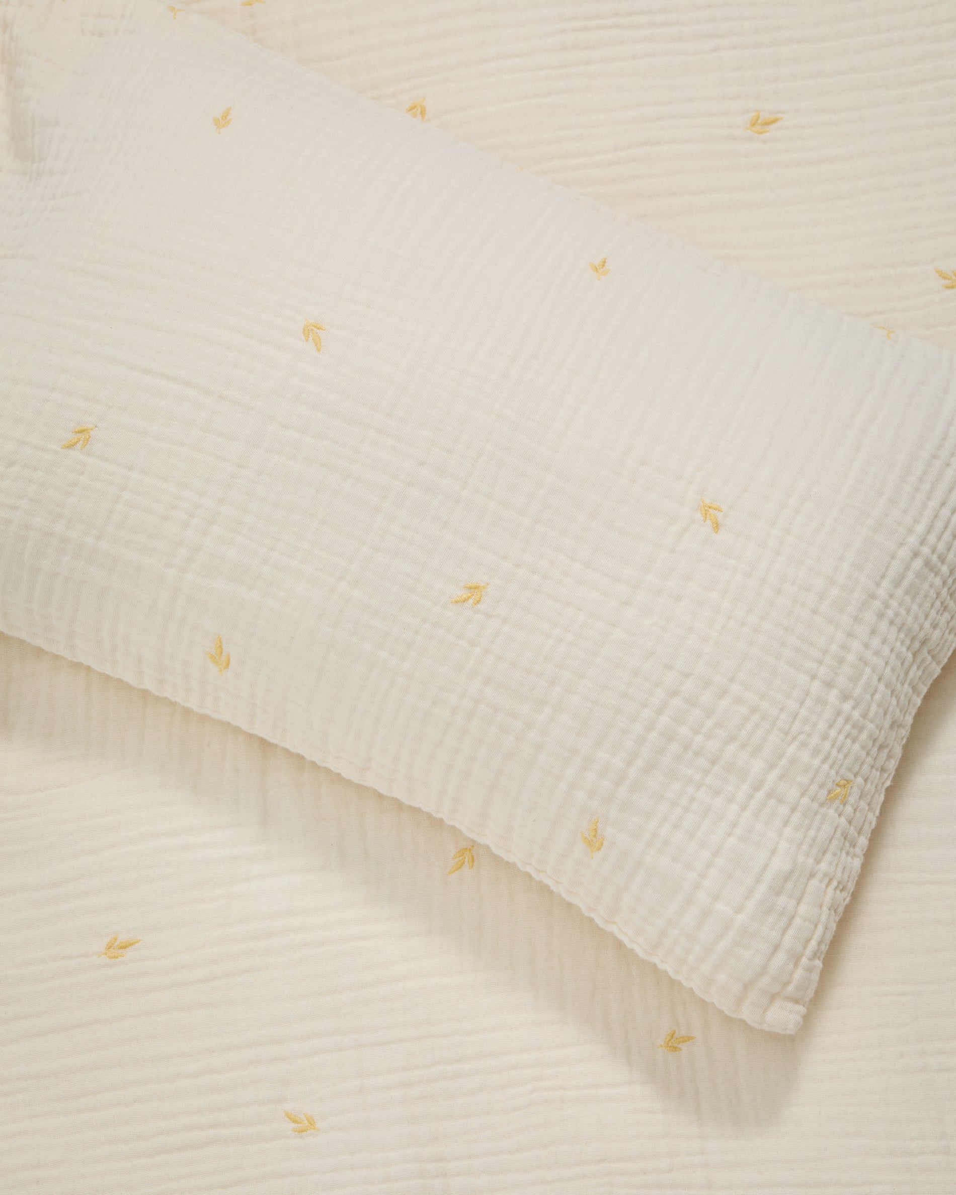 Dorani duvet cover and pillow case set in double-gauze cotton with embroidery detail for 70cm bed - Detail