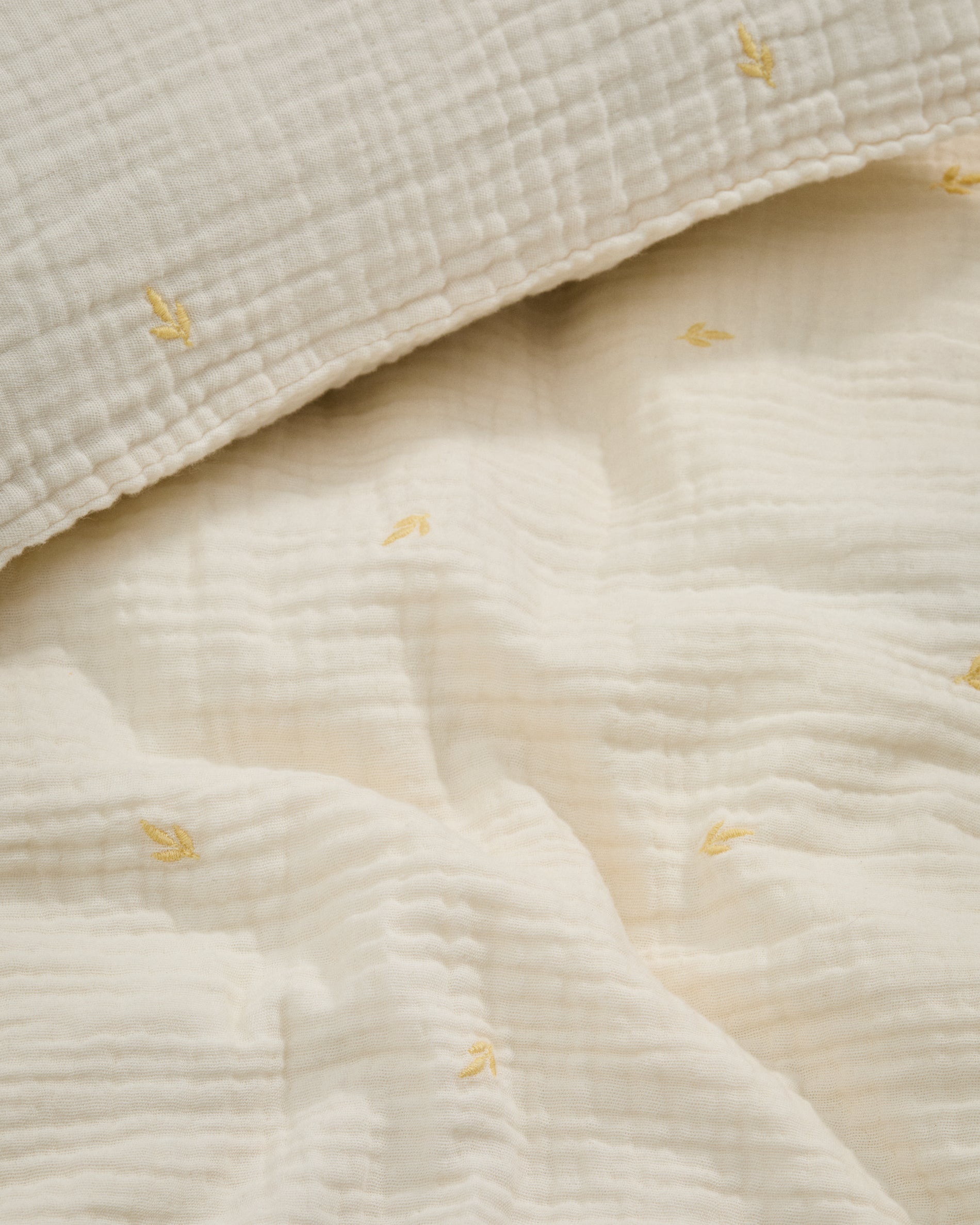 Dorani duvet cover and pillow case set in double-gauze cotton with embroidery detail for 70cm bed - Detail