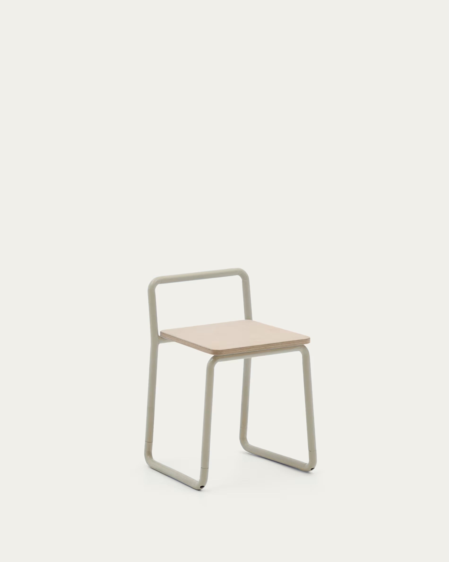 Tinn chair with a seat made of ash wood and a beige metal frame.