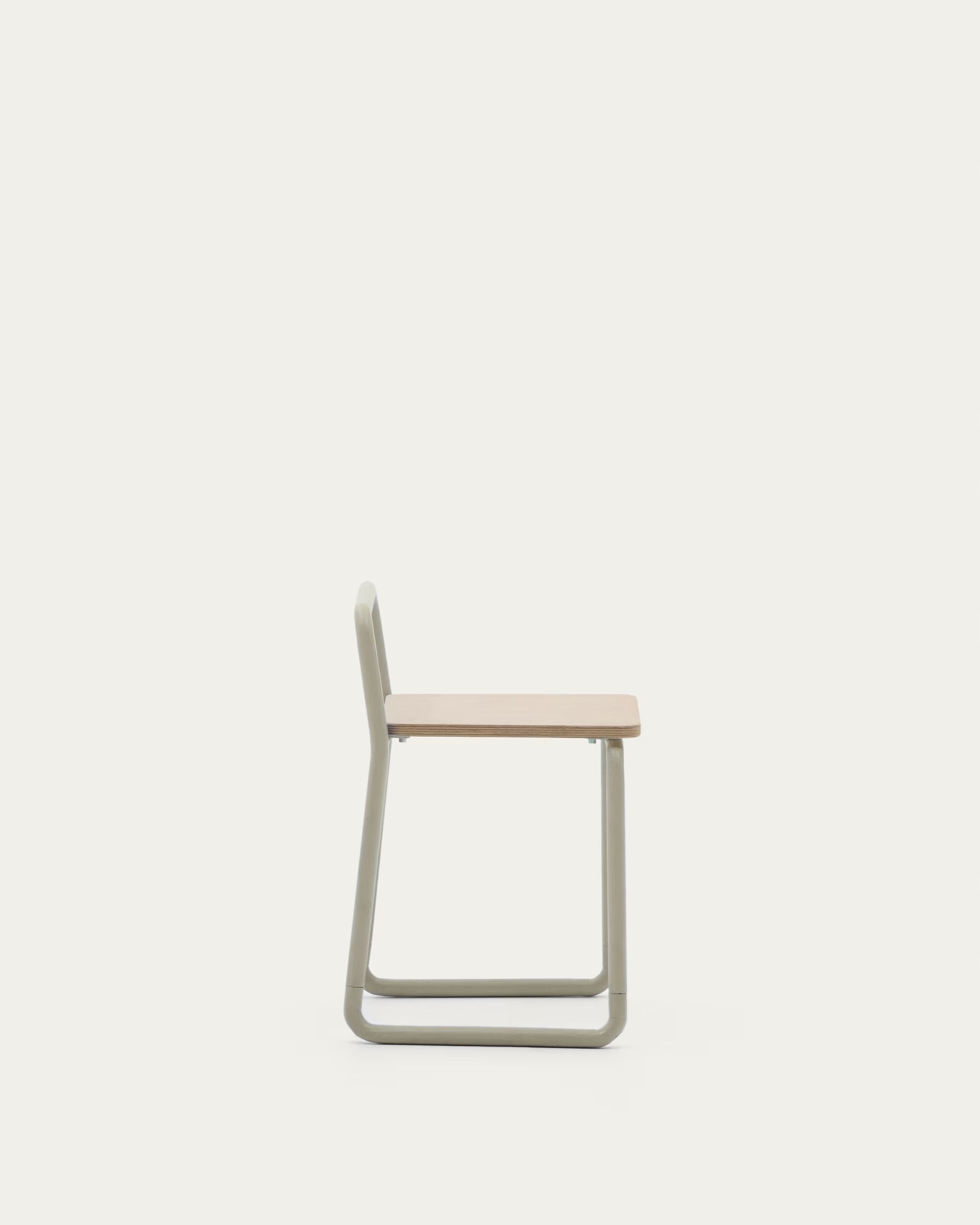 Tinn chair with a seat made of ash wood and a beige metal frame.