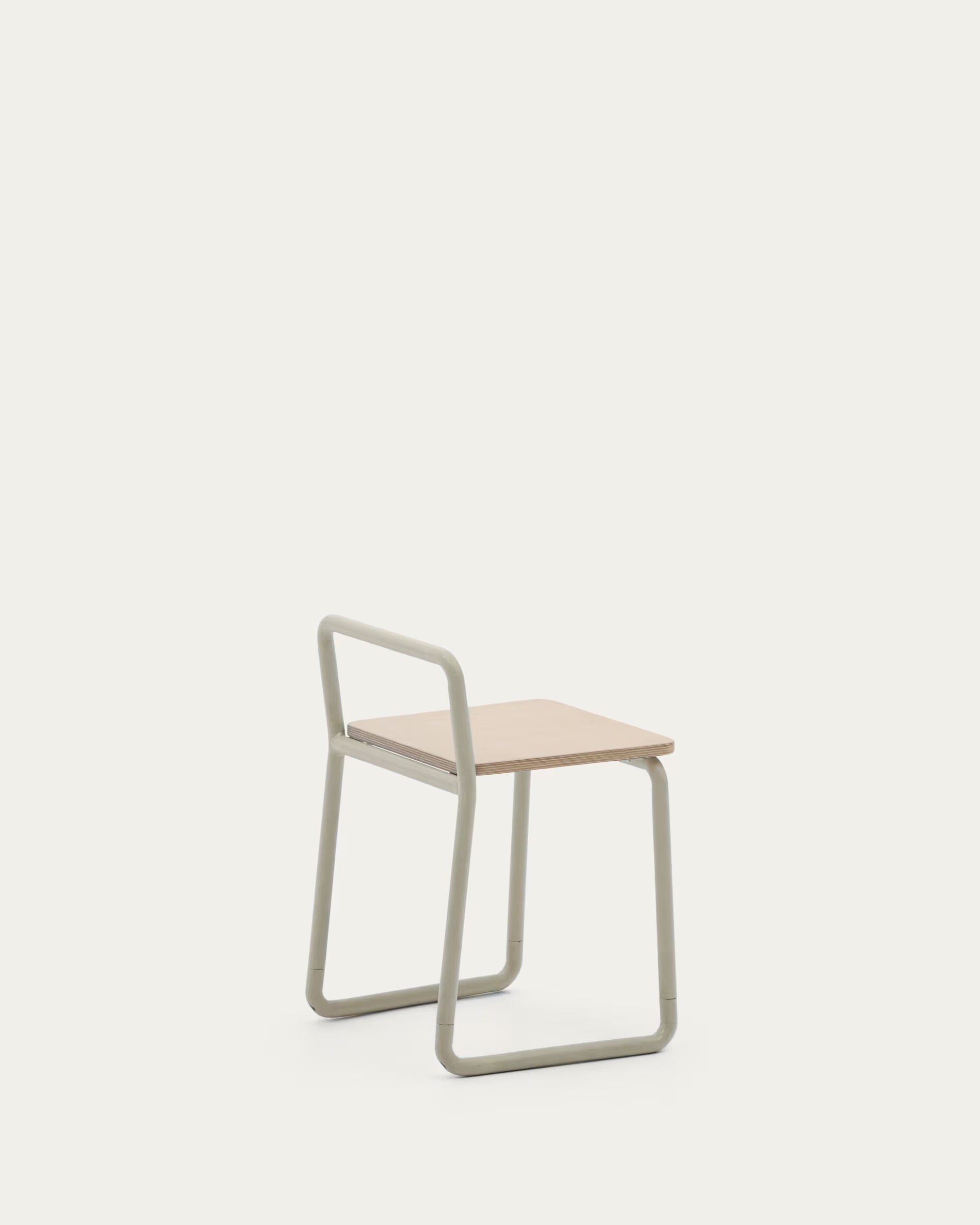 Tinn chair with a seat made of ash wood and a beige metal frame.